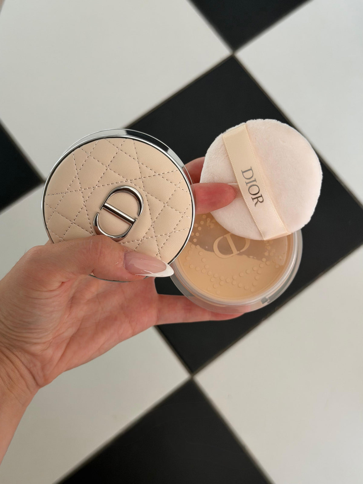 DIOR Forever On Set Powder (02)
Loose Setting Powder - Invisible Blurring Matte Finish