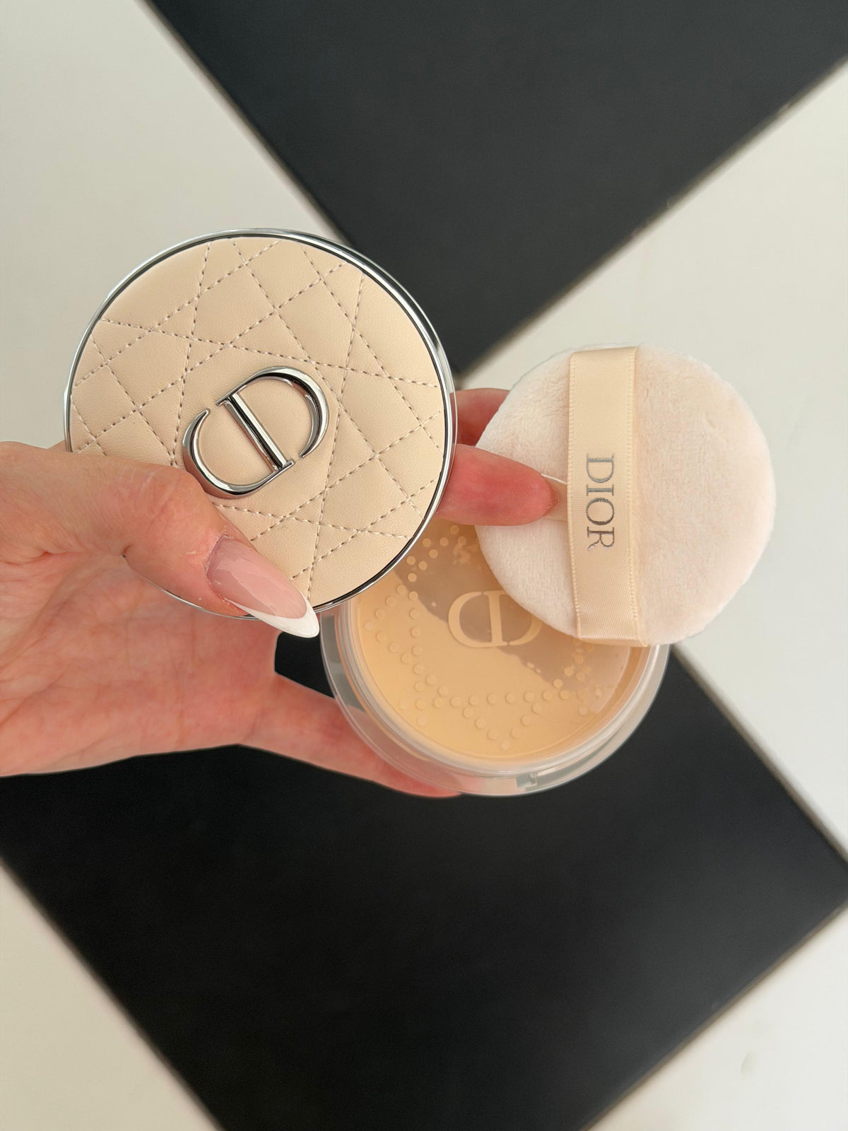 DIOR Forever On Set Powder (02)
Loose Setting Powder - Invisible Blurring Matte Finish