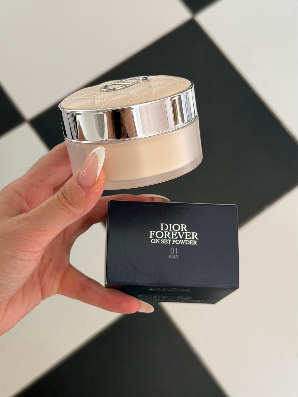 DIOR Forever On Set Powder (01)
Loose Setting Powder - Invisible Blurring Matte Finish