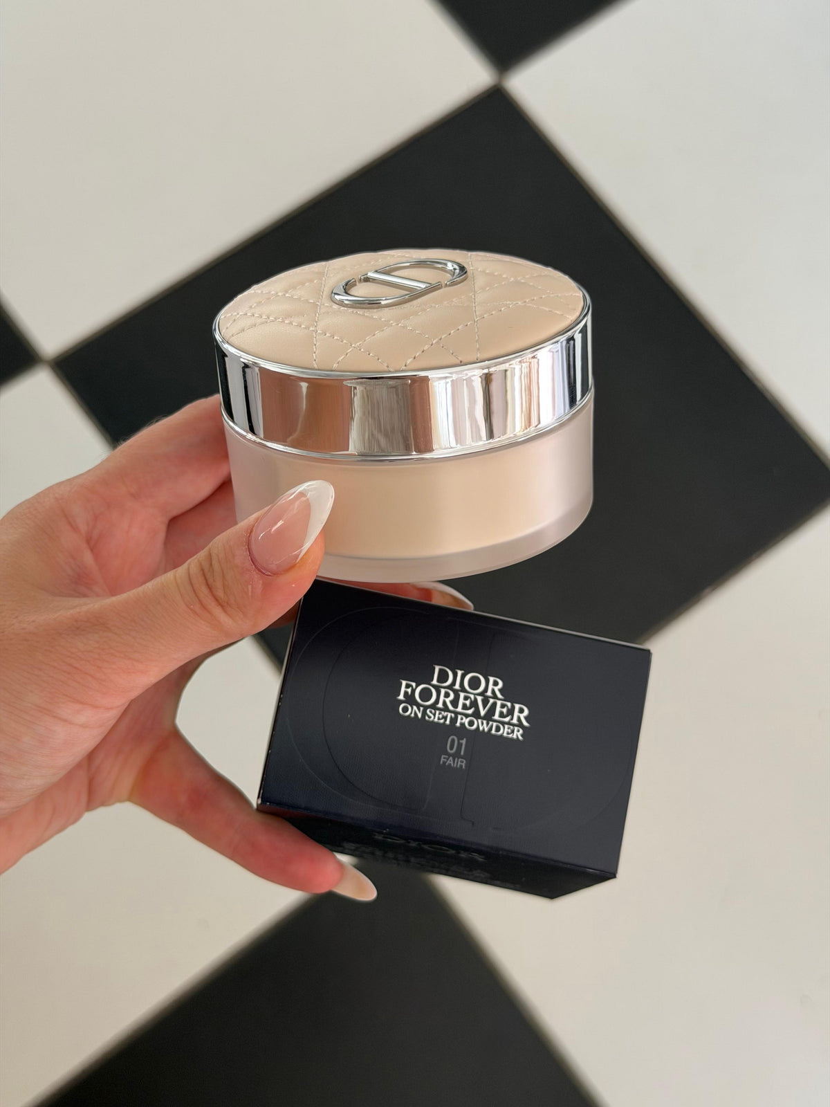 DIOR Forever On Set Powder (01)
Loose Setting Powder - Invisible Blurring Matte Finish