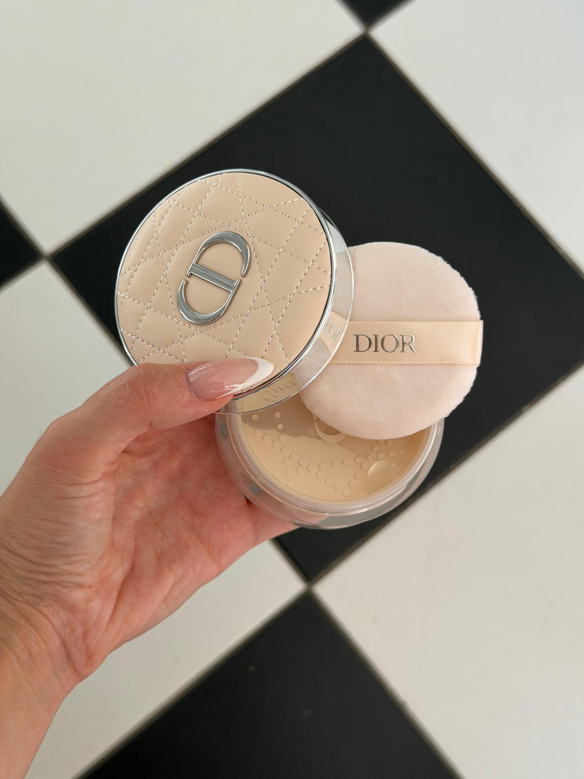 DIOR Forever On Set Powder (01)
Loose Setting Powder - Invisible Blurring Matte Finish