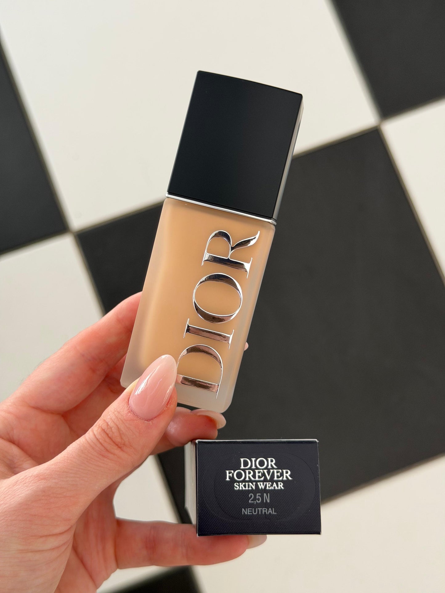 DIOR Forever Skin Wear
Blurring Natural Matte Foundation - 24h Ultra Wear - No-Transfer - Triple-Action Care - SPF25 PA+++