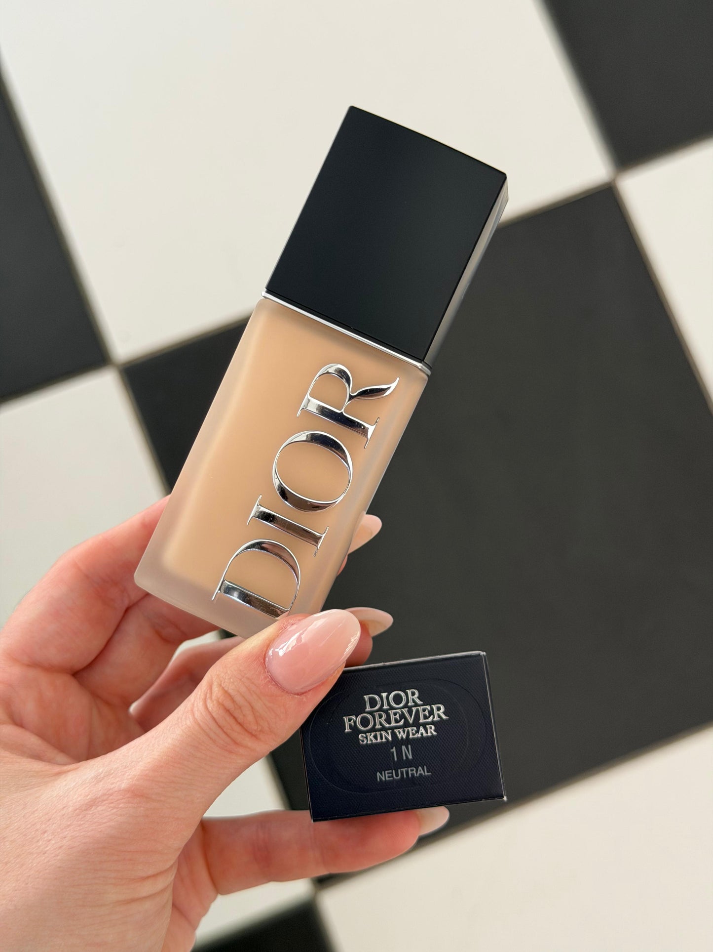 DIOR Forever Skin Wear
Blurring Natural Matte Foundation - 24h Ultra Wear - No-Transfer - Triple-Action Care - SPF25 PA+++