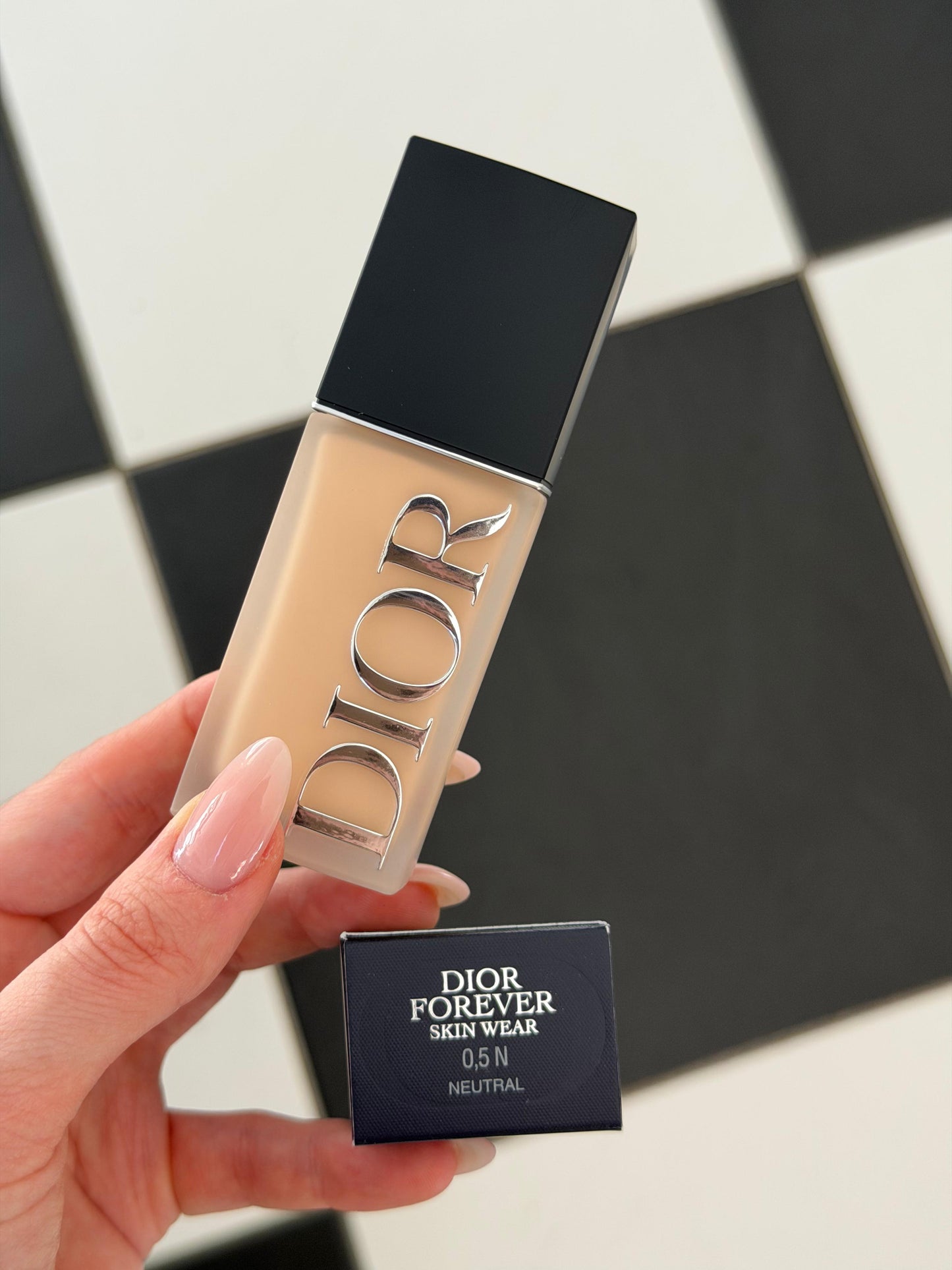 DIOR Forever Skin Wear
Blurring Natural Matte Foundation - 24h Ultra Wear - No-Transfer - Triple-Action Care - SPF25 PA+++