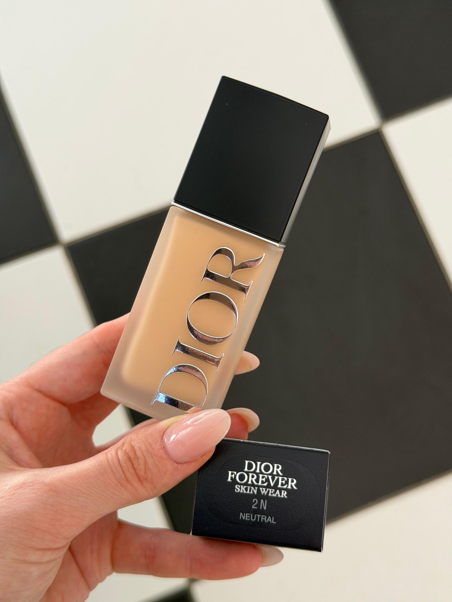 DIOR Forever Skin Wear
Blurring Natural Matte Foundation - 24h Ultra Wear - No-Transfer - Triple-Action Care - SPF25 PA+++