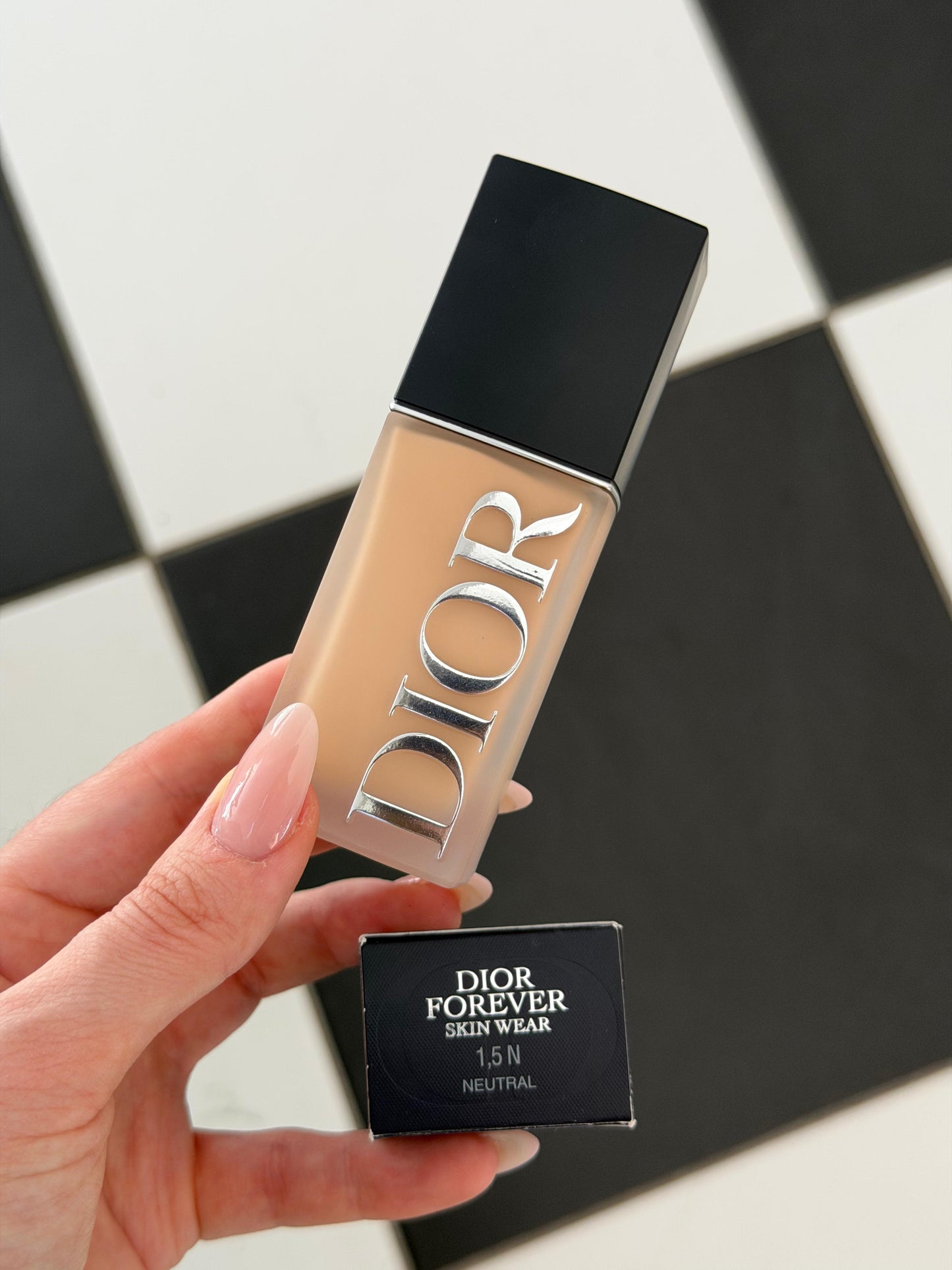 DIOR Forever Skin Wear
Blurring Natural Matte Foundation - 24h Ultra Wear - No-Transfer - Triple-Action Care - SPF25 PA+++