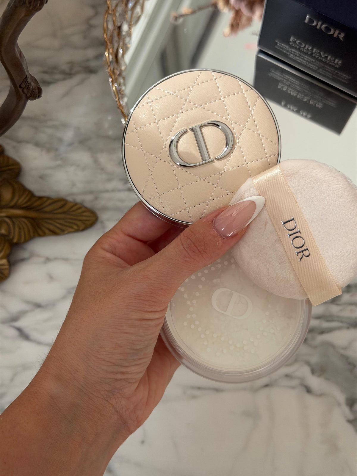 DIOR Forever On Set Powder (00)
Loose Setting Powder - Invisible Blurring Matte Finish