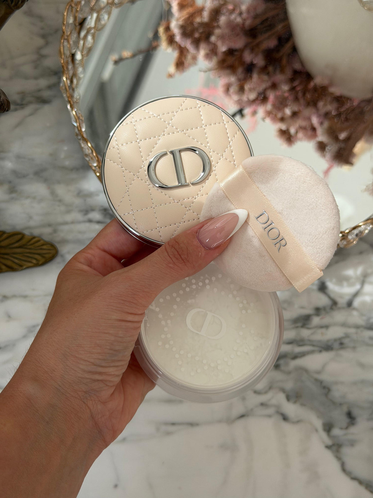 DIOR Forever On Set Powder (00)
Loose Setting Powder - Invisible Blurring Matte Finish