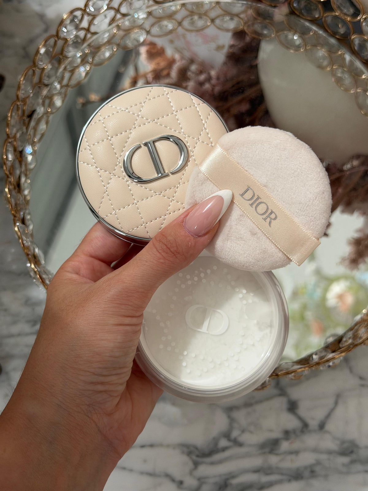 DIOR Forever On Set Powder (00)
Loose Setting Powder - Invisible Blurring Matte Finish