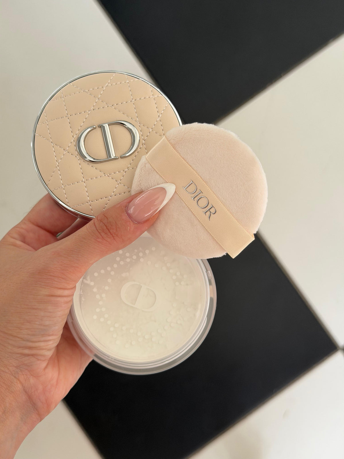 DIOR Forever On Set Powder (00)
Loose Setting Powder - Invisible Blurring Matte Finish