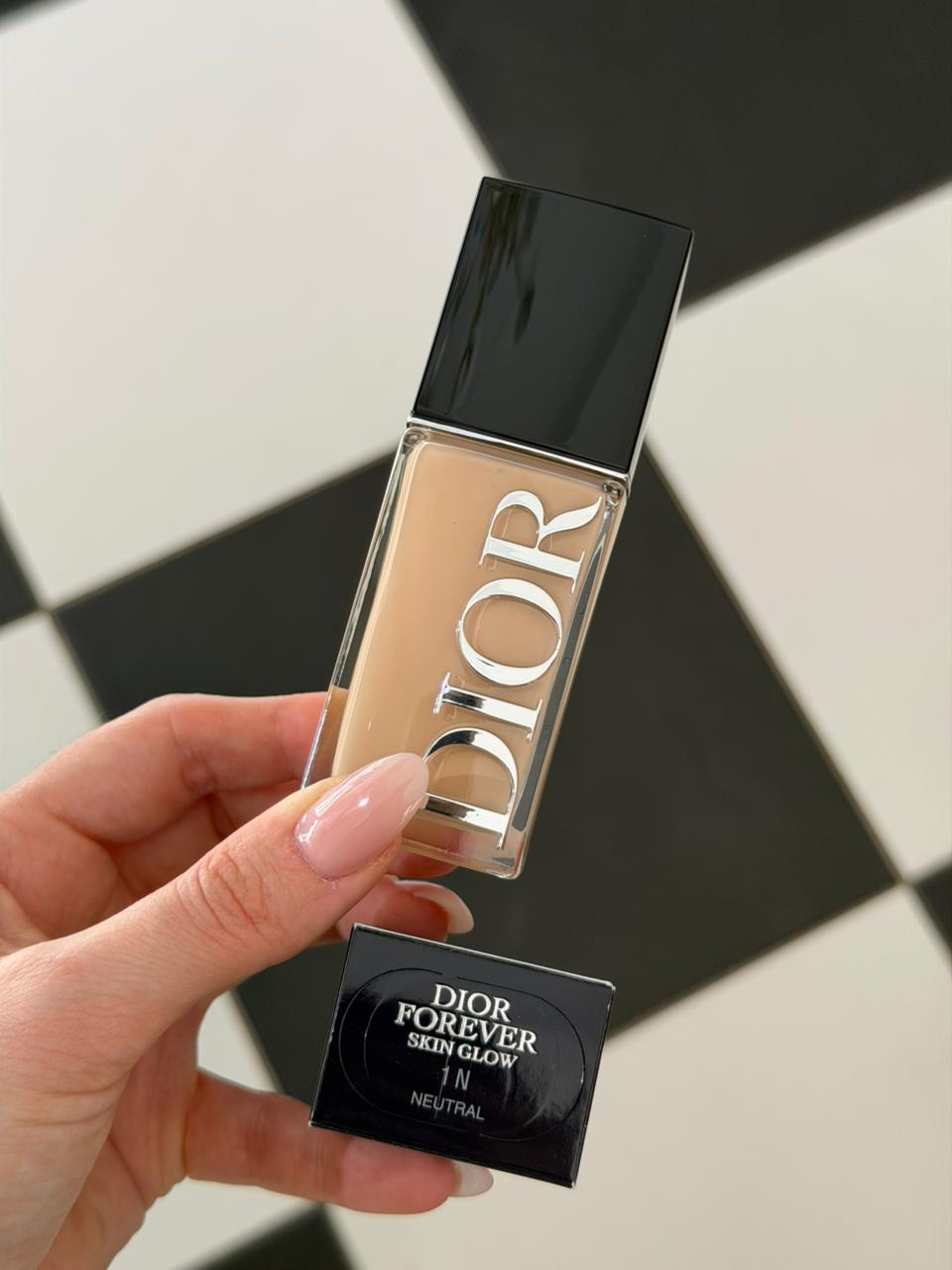 DIOR Forever Skin Glow
Glow Foundation - 24h Wear - 48h Hydration - Triple-Action Care - SPF25 PA+++