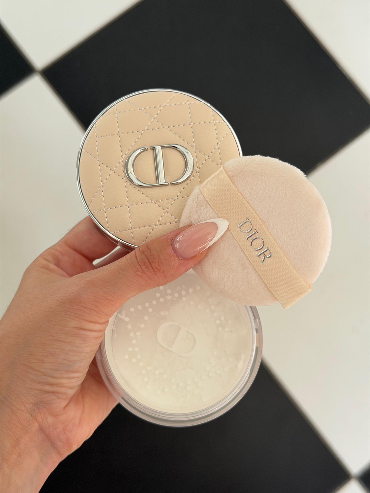 DIOR Forever On Set Powder (00)
Loose Setting Powder - Invisible Blurring Matte Finish