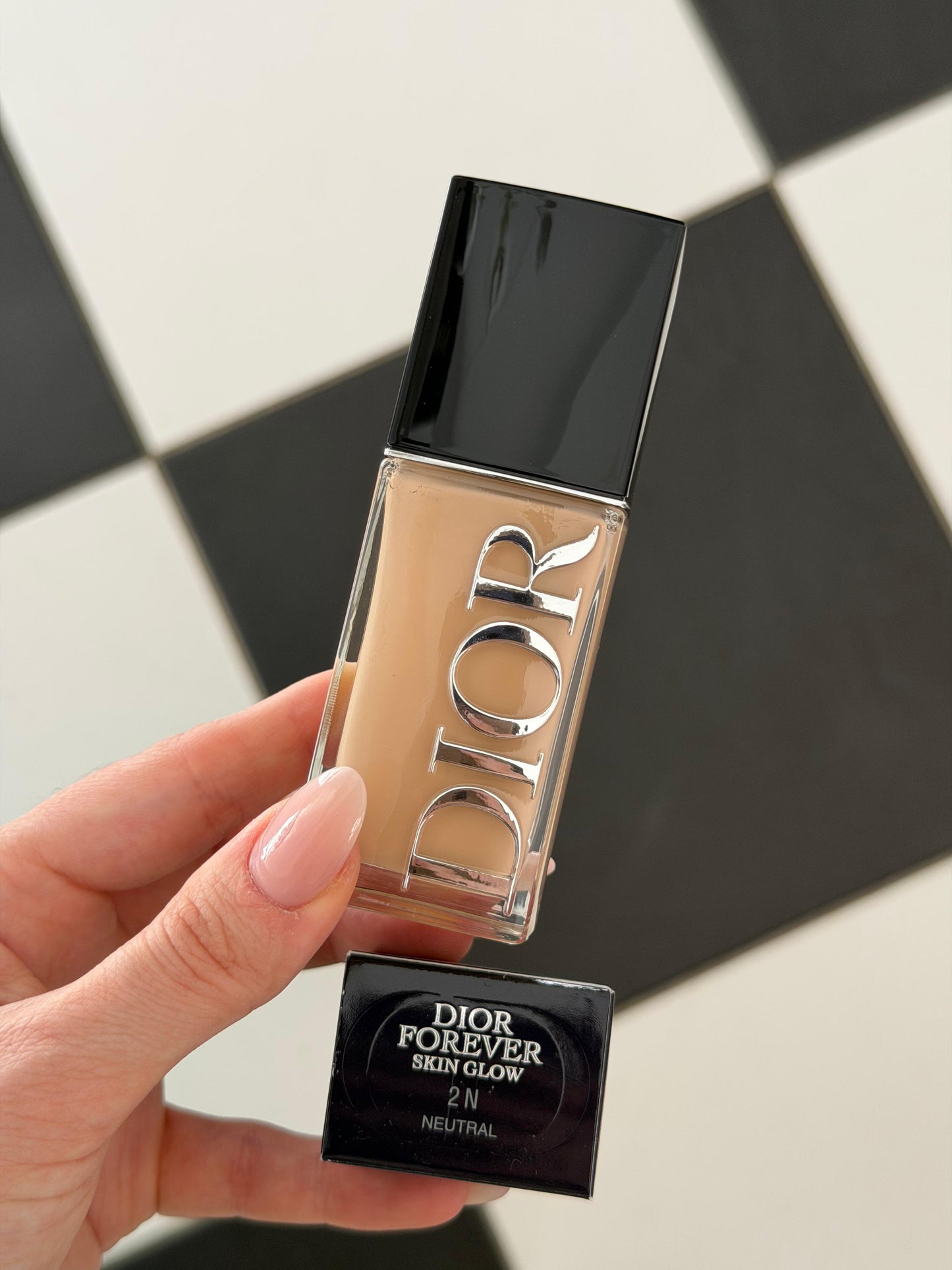 DIOR Forever Skin Glow
Glow Foundation - 24h Wear - 48h Hydration - Triple-Action Care - SPF25 PA+++