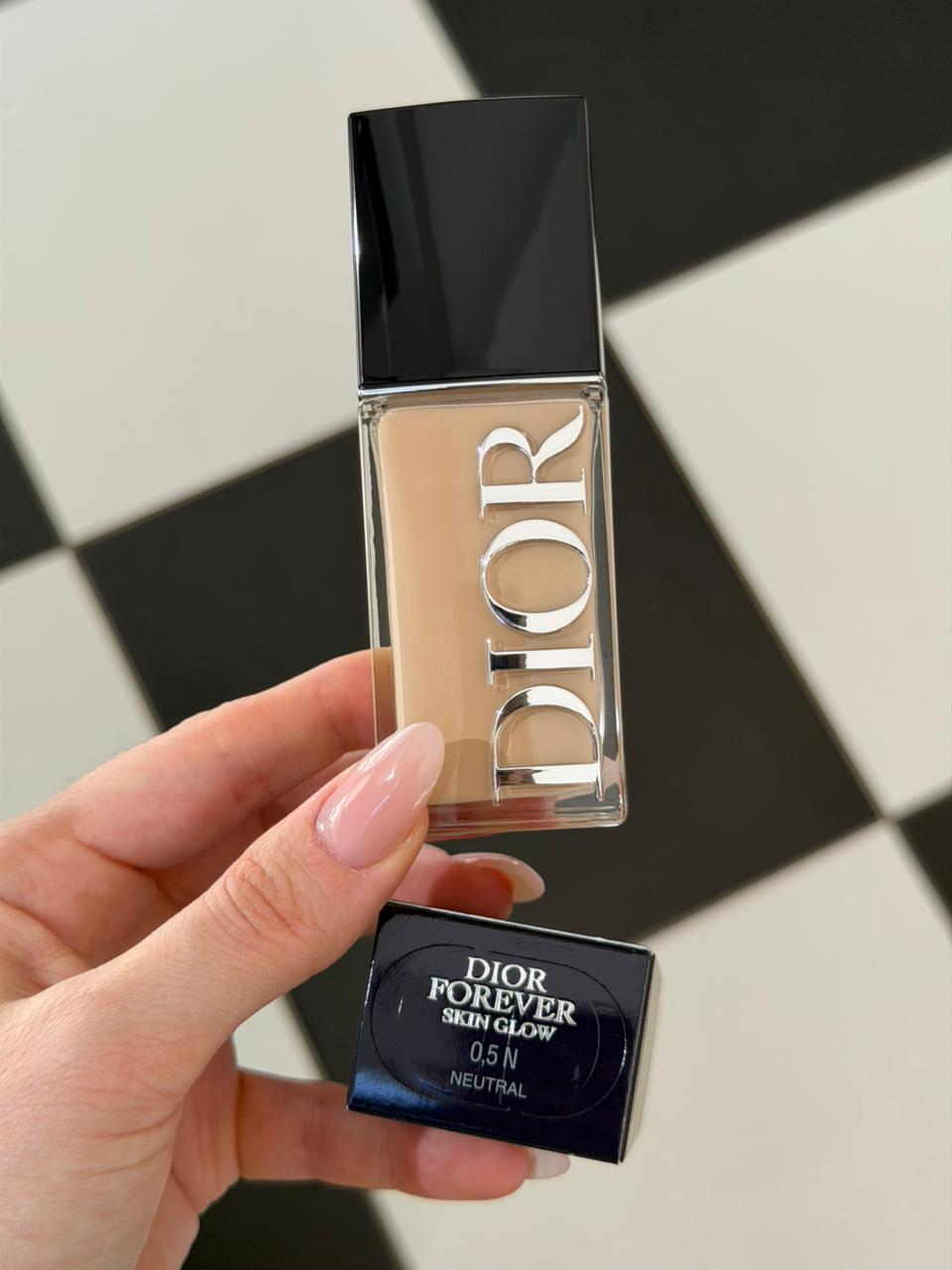 DIOR Forever Skin Glow
Glow Foundation - 24h Wear - 48h Hydration - Triple-Action Care - SPF25 PA+++