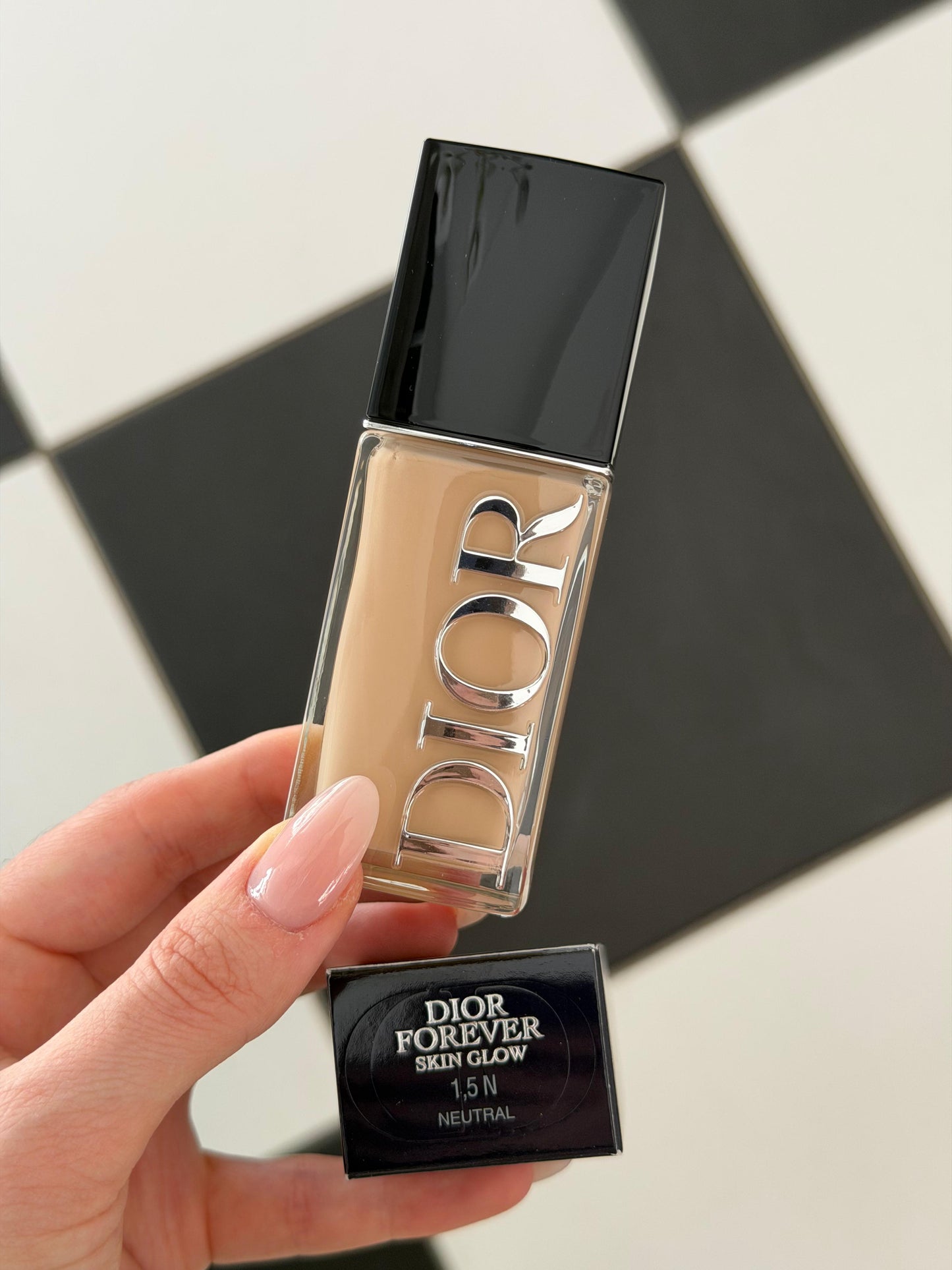 DIOR Forever Skin Glow
Glow Foundation - 24h Wear - 48h Hydration - Triple-Action Care - SPF25 PA+++