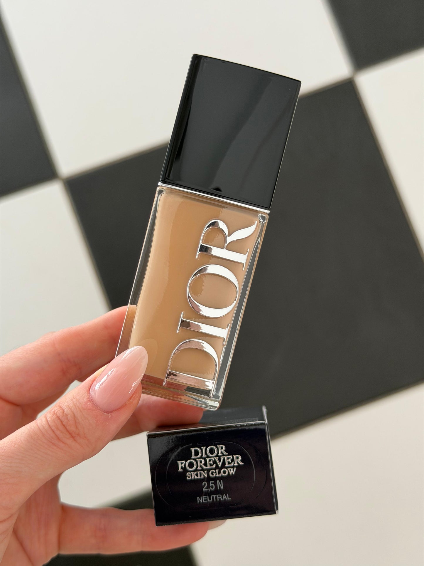 DIOR Forever Skin Glow
Glow Foundation - 24h Wear - 48h Hydration - Triple-Action Care - SPF25 PA+++