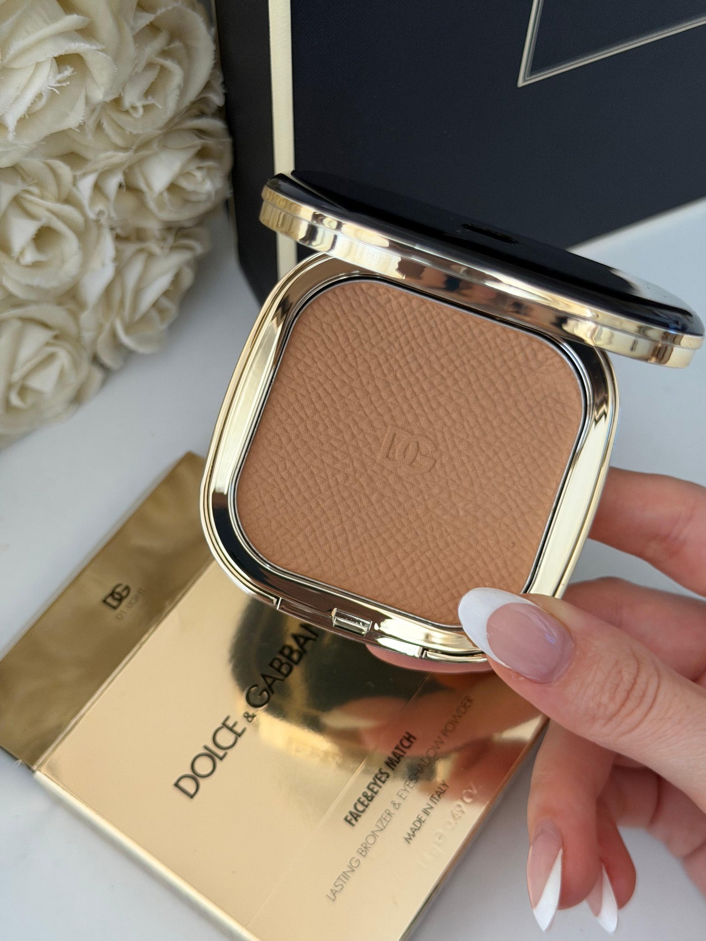 DOLCE&GABBANA Face&Eyes Match
Lasting Bronzer & Eyeshadow Powder (01)