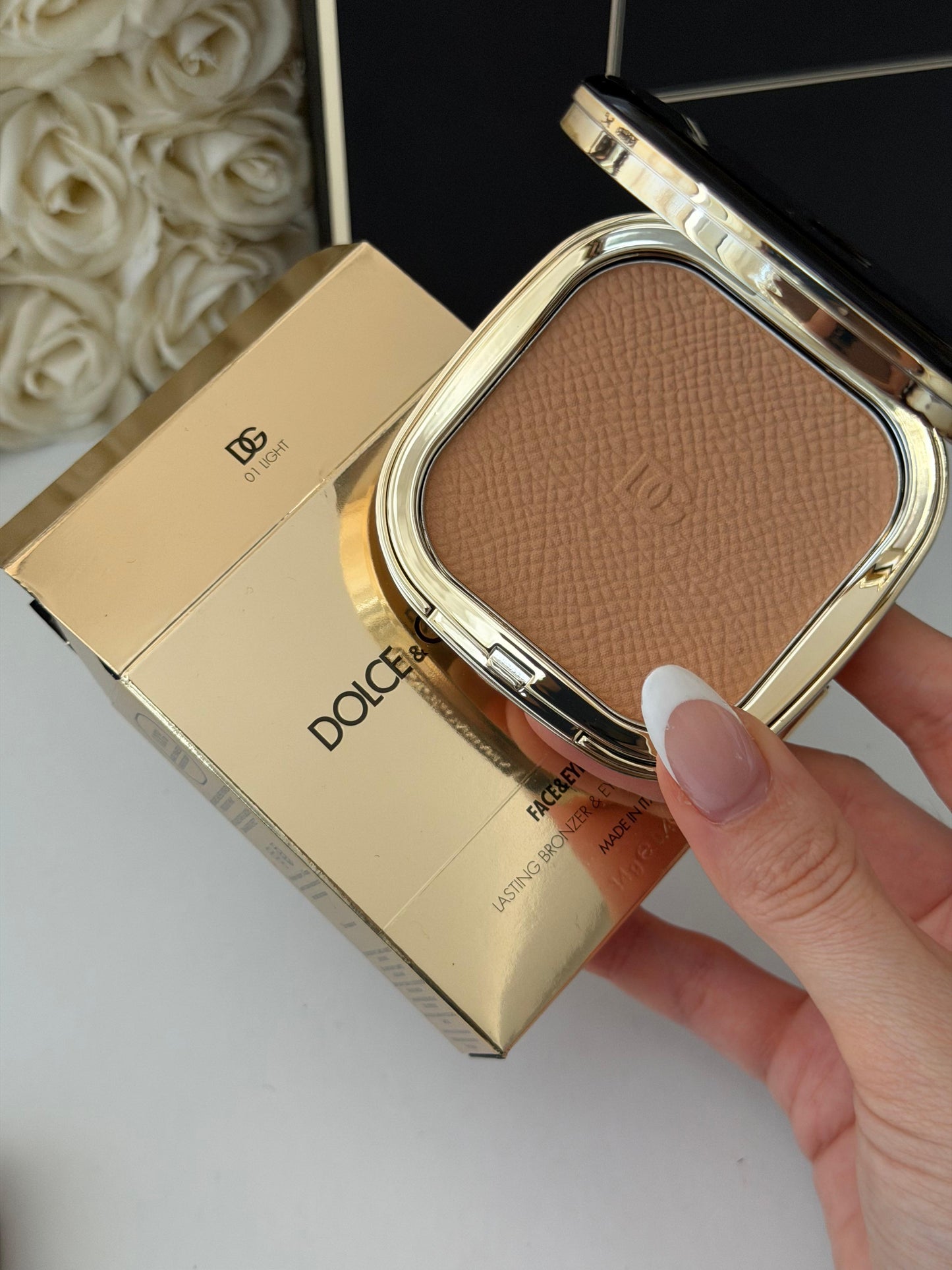 DOLCE&GABBANA Face&Eyes Match
Lasting Bronzer & Eyeshadow Powder (01)