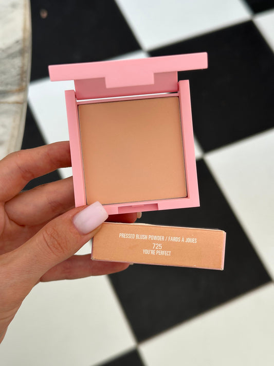 KYLIE JENNER
Pressed Blush Powder (725)