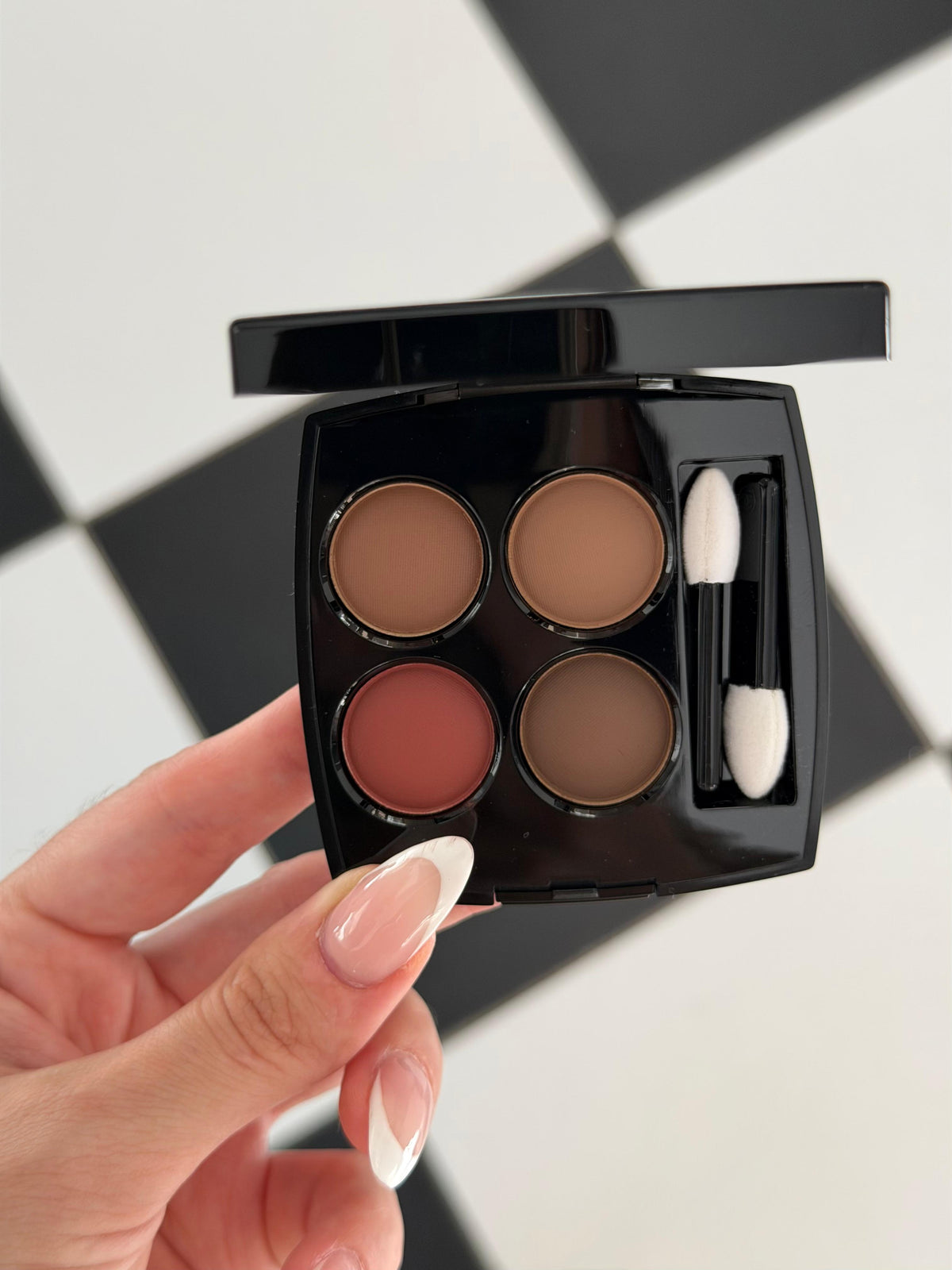 CHANEL Les 4 Ombres
Multi-Effect Quadra Eyeshadow (268)