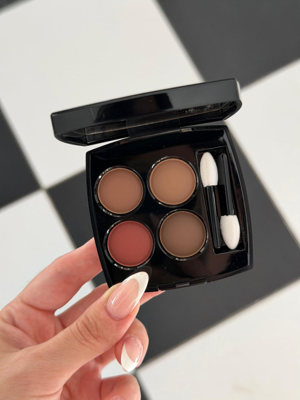 CHANEL Les 4 Ombres
Multi-Effect Quadra Eyeshadow (268)