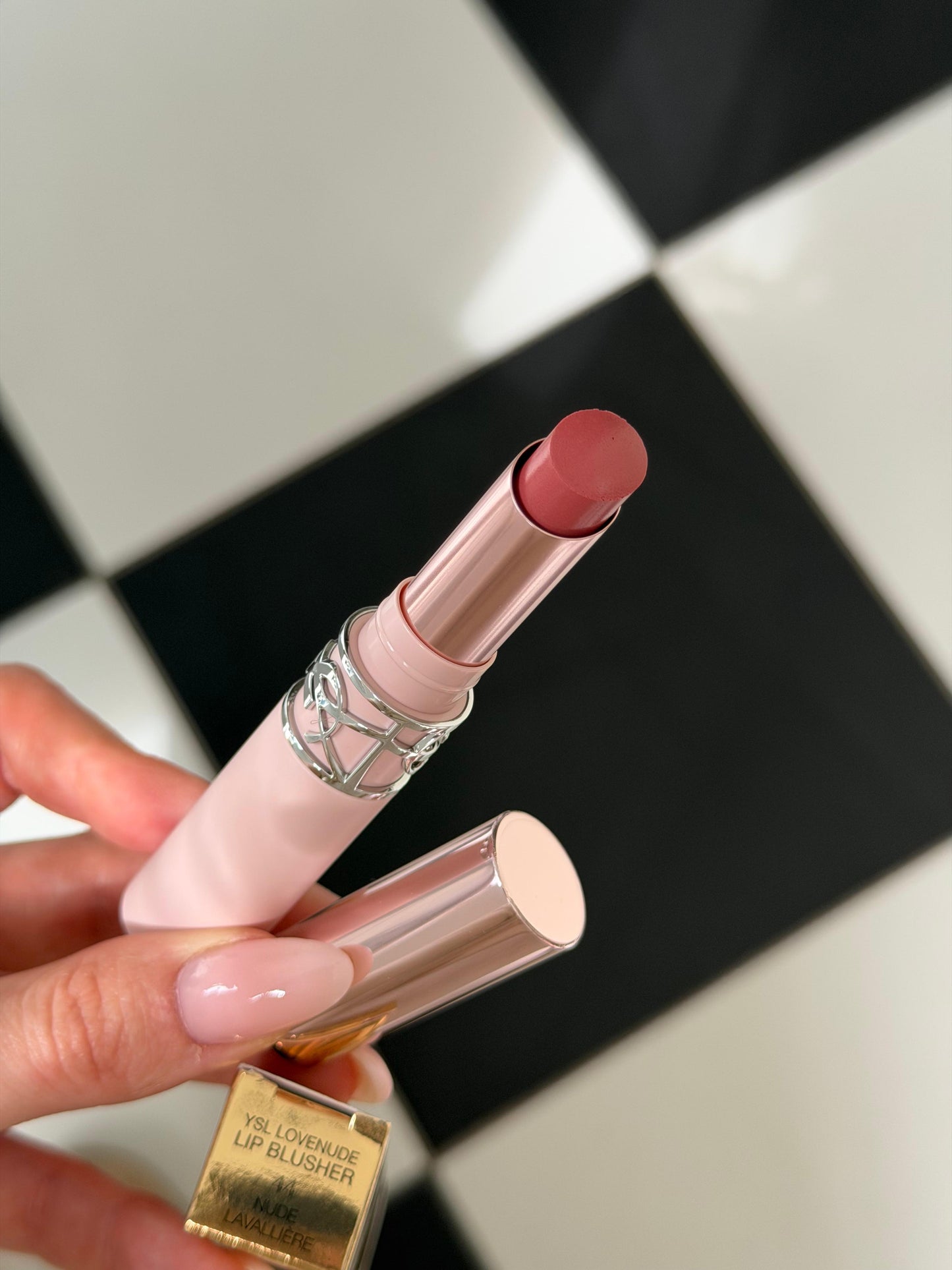 YSL Lovenude Lip Blusher Soft Blurring Lipstick (44)
A Sheer, Soft-Diffused Matte Lip Color With A Balmy Texture And 24H Hydration