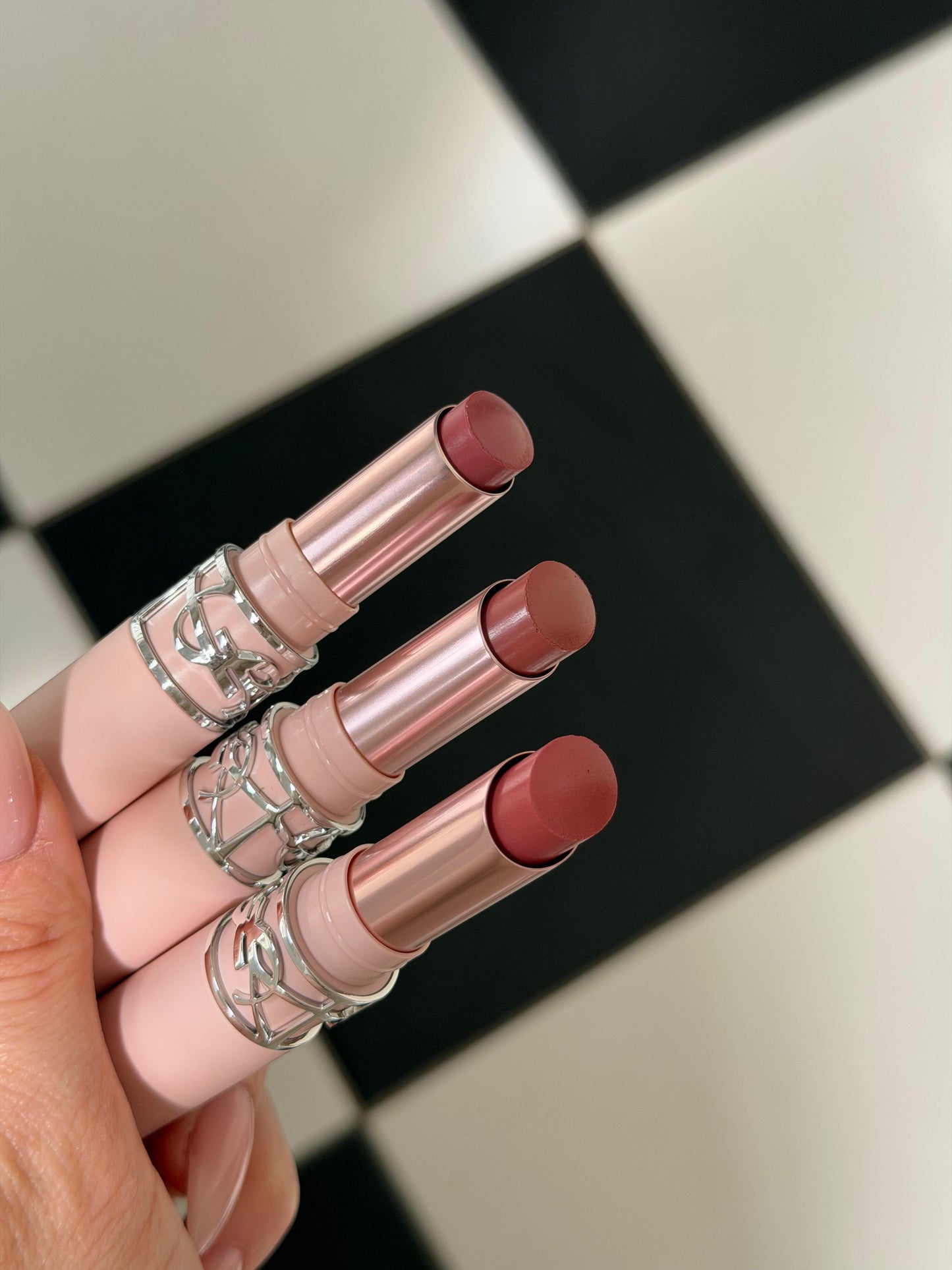 YSL Lovenude Lip Blusher Soft Blurring Lipstick (44)
A Sheer, Soft-Diffused Matte Lip Color With A Balmy Texture And 24H Hydration