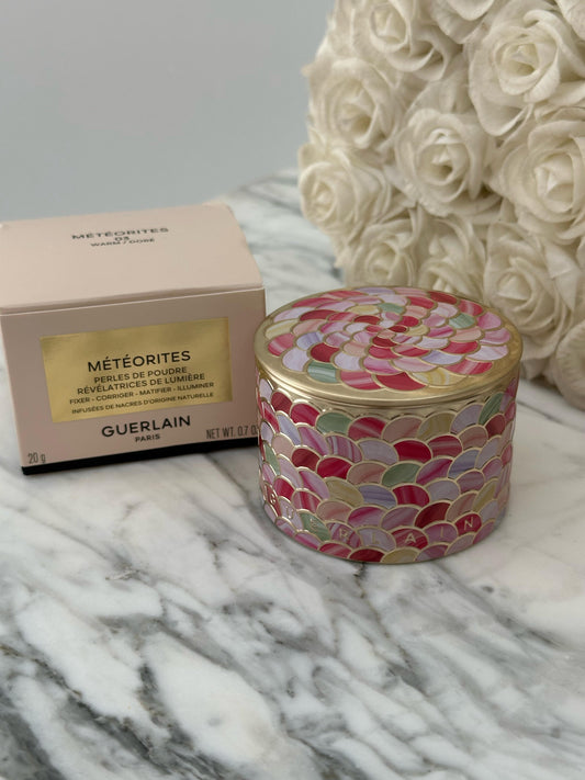 GUERLAIN Météorites Light-Revealing Pearls Of Powder
Correct, Mattify, Illuminate