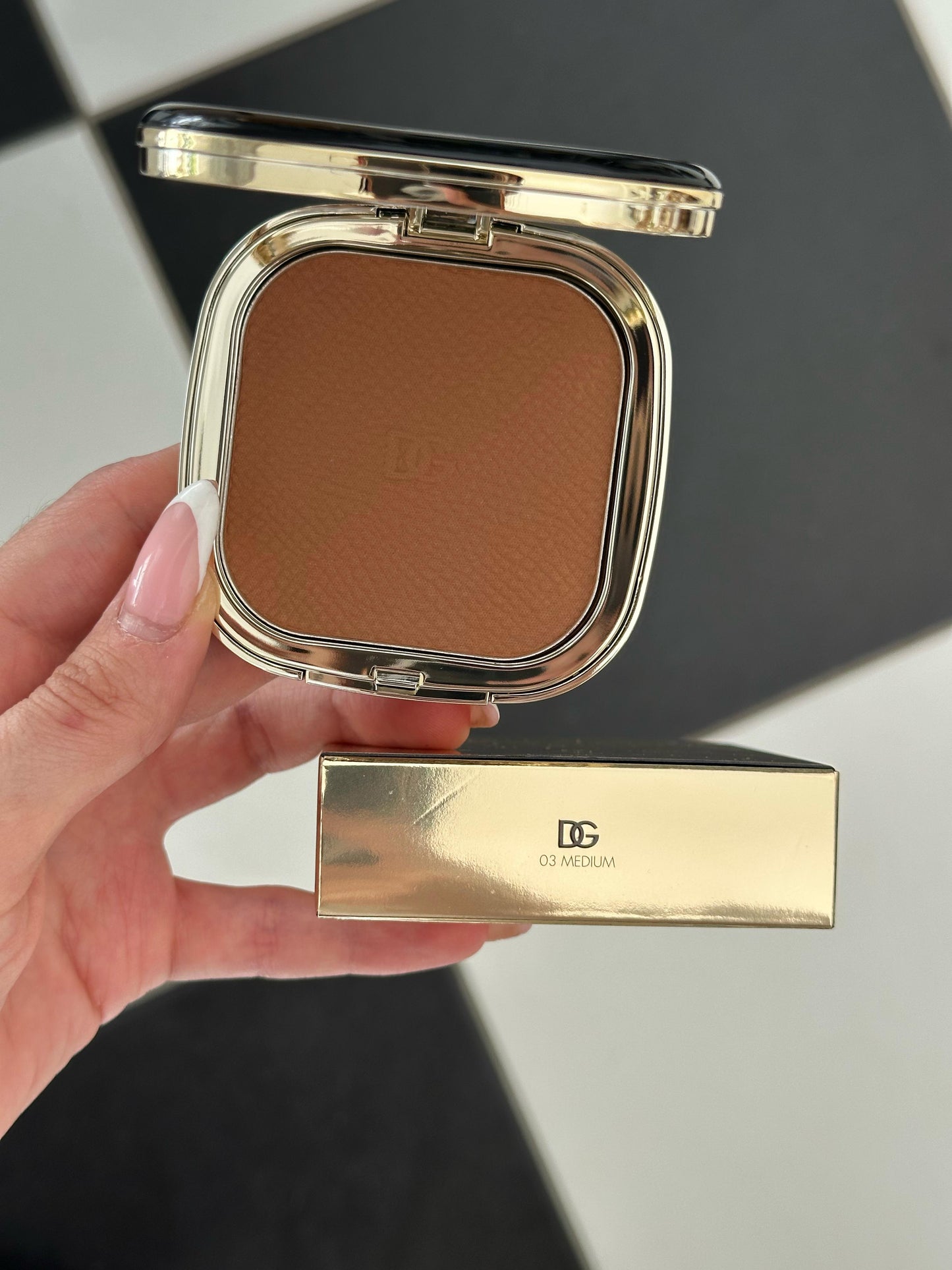 DOLCE&GABBANA Face&Eyes Match
Lasting Bronzer & Eyeshadow Powder (03)