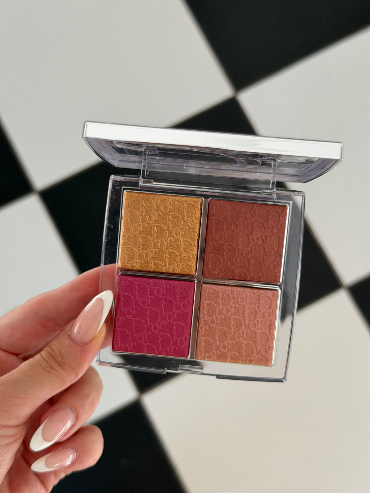 DIOR Backstage Glow Maximizer Palette (008)
Multi-Use Highlighter and Blush - Multi-Reflective Glow