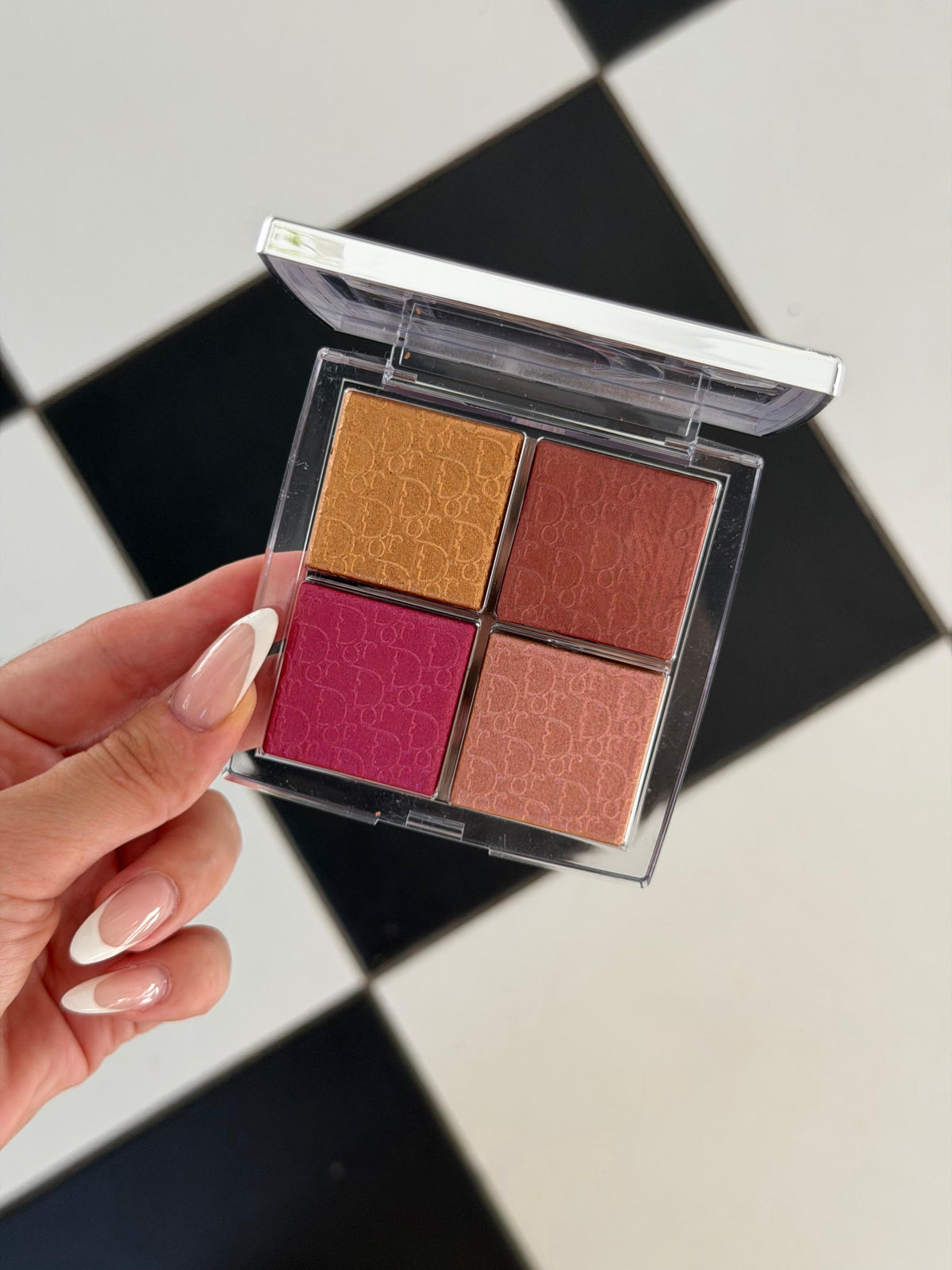 DIOR Backstage Glow Maximizer Palette (008)
Multi-Use Highlighter and Blush - Multi-Reflective Glow