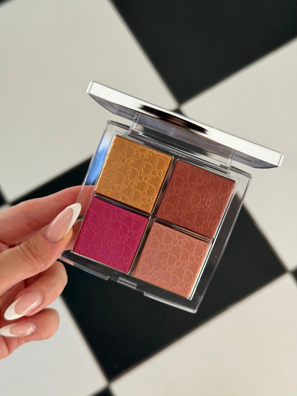 DIOR Backstage Glow Maximizer Palette (008)
Multi-Use Highlighter and Blush - Multi-Reflective Glow