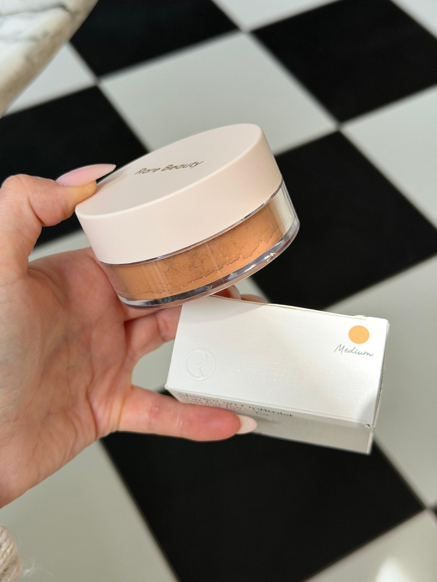 RARE BEAUTY Always An Optimist Soft Radiance Setting Powder - Medium