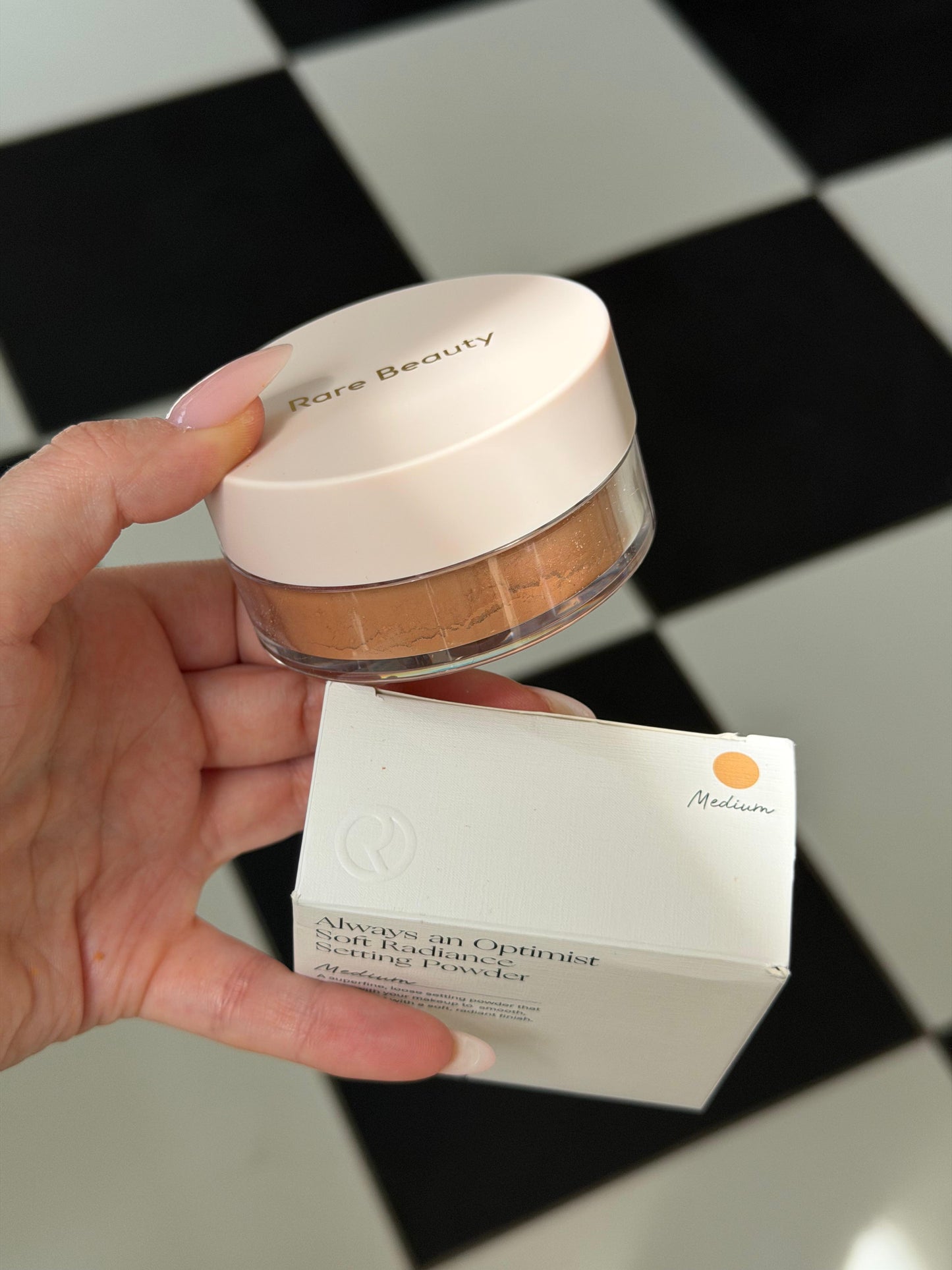 RARE BEAUTY Always An Optimist Soft Radiance Setting Powder - Medium