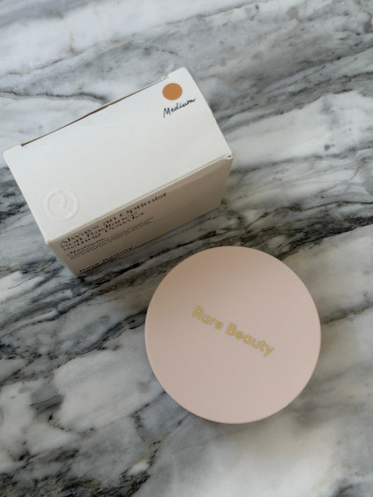 RARE BEAUTY Always An Optimist Soft Radiance Setting Powder - Medium