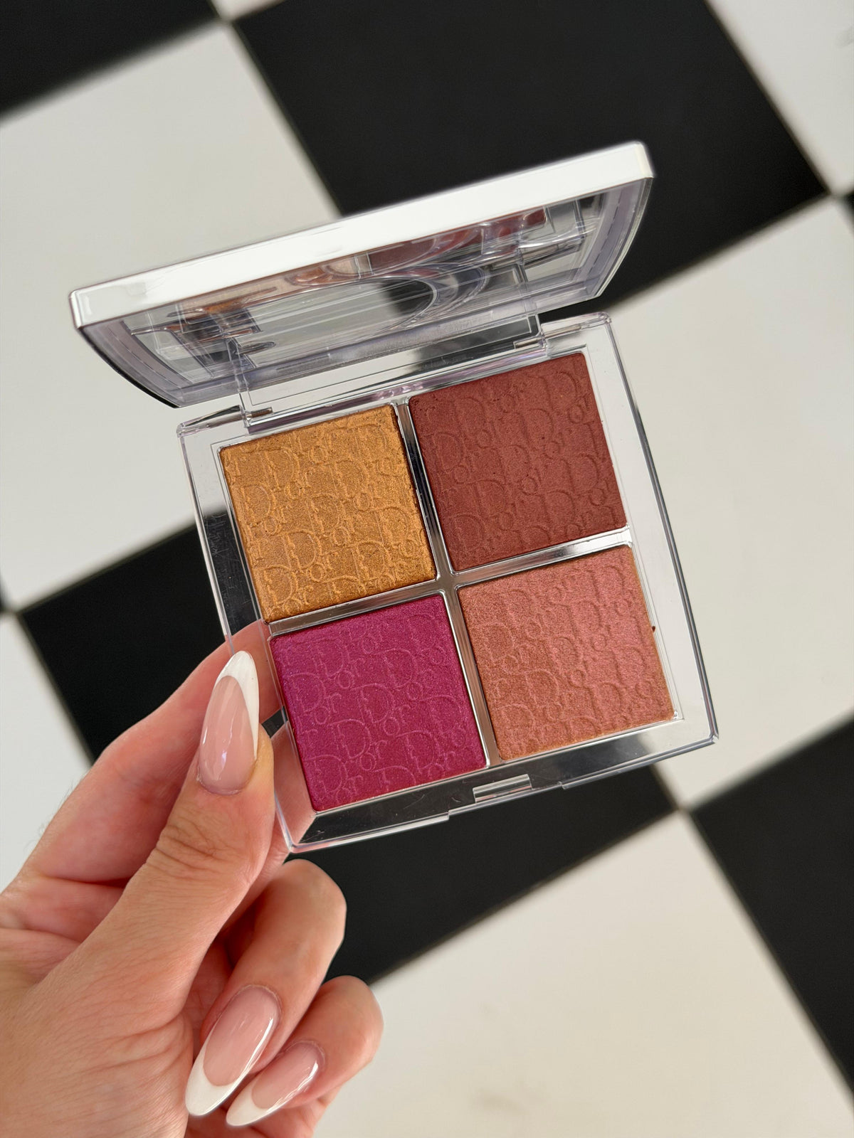 DIOR Backstage Glow Maximizer Palette (008)
Multi-Use Highlighter and Blush - Multi-Reflective Glow