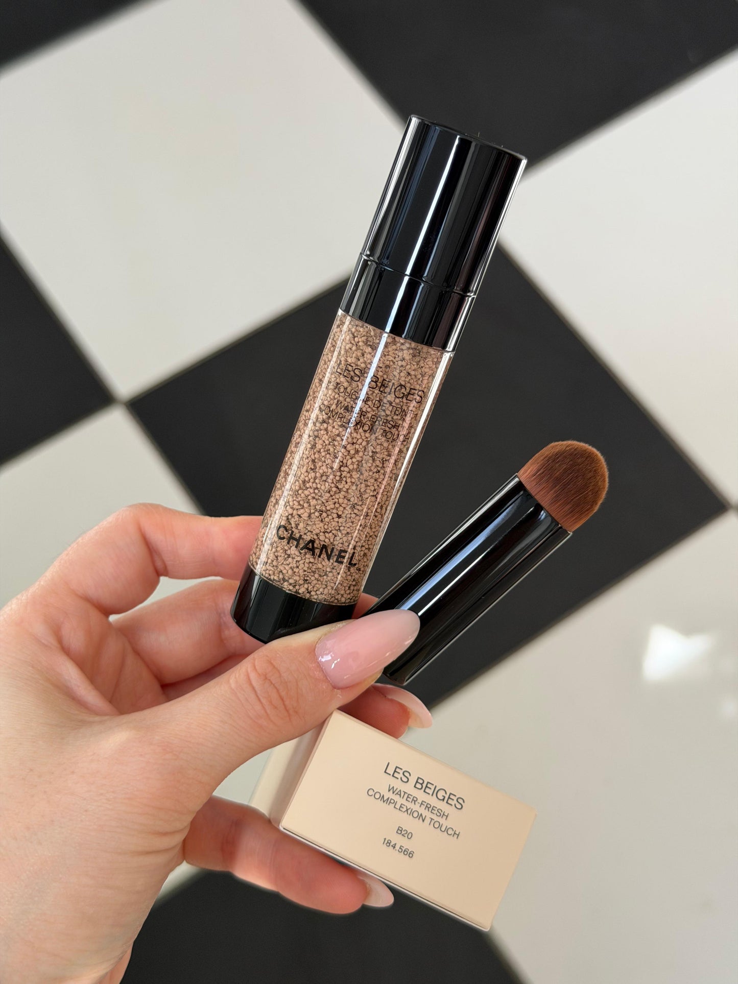 CHANEL Les Beiges
Water-Fresh Complexion Touch (B20) 
Even – Illuminate – Hydrate