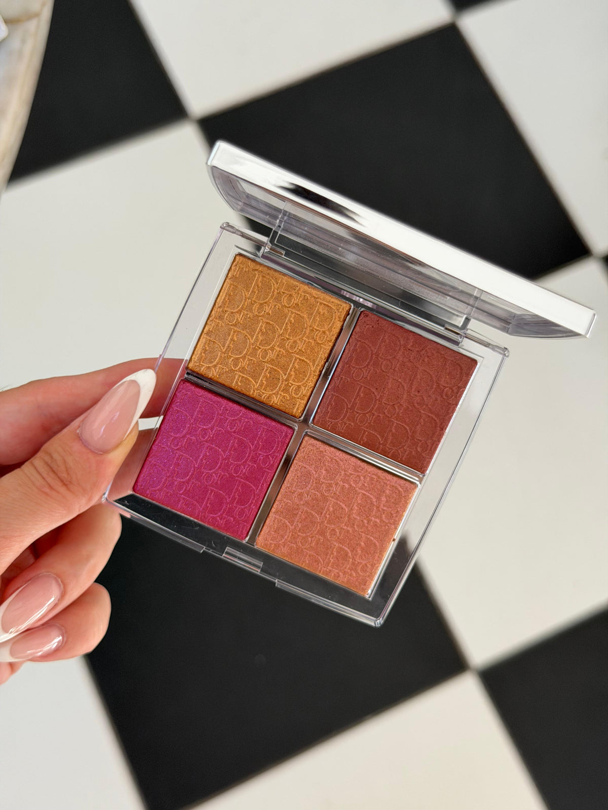 DIOR Backstage Glow Maximizer Palette (008)
Multi-Use Highlighter and Blush - Multi-Reflective Glow