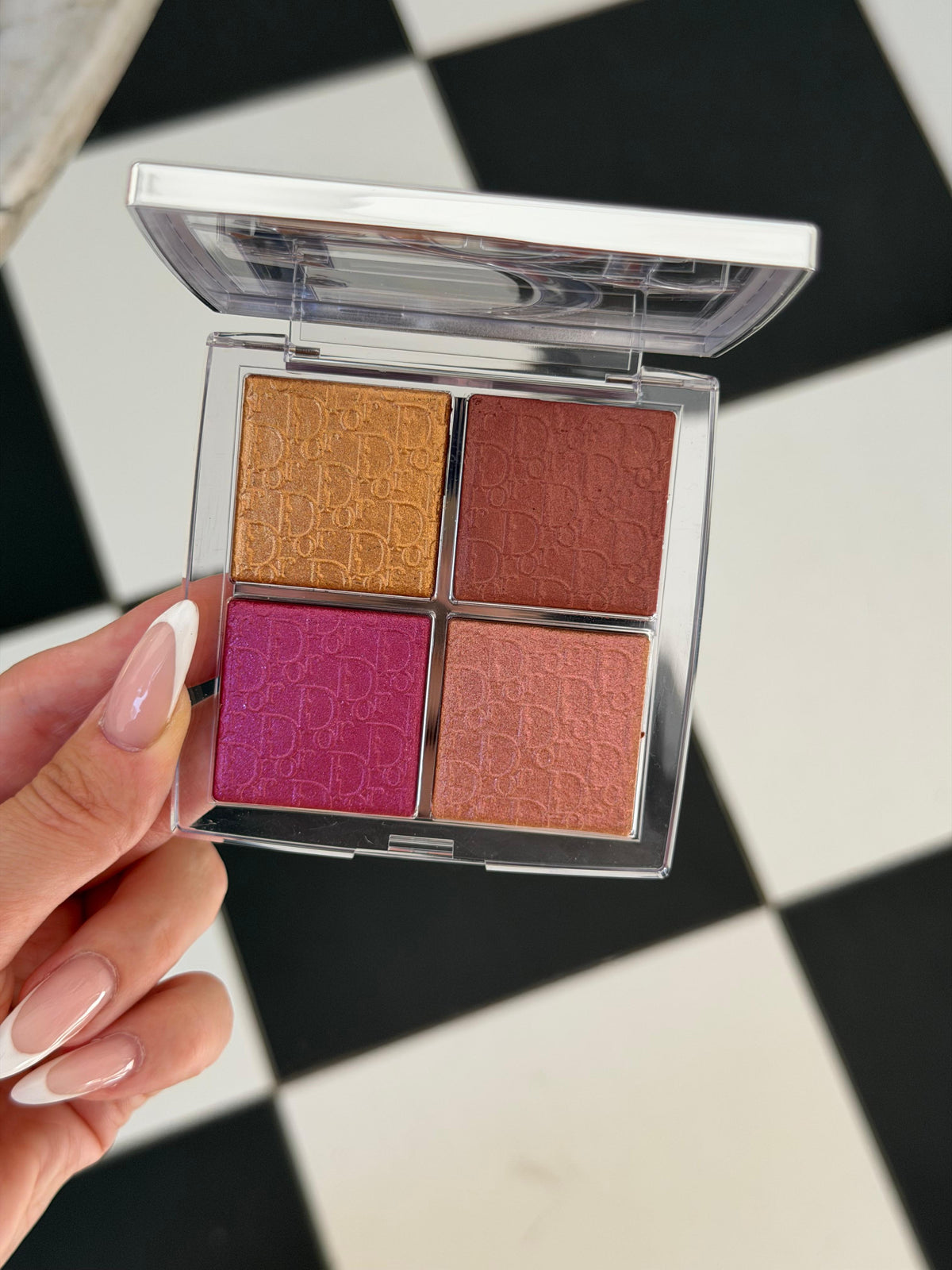 DIOR Backstage Glow Maximizer Palette (008)
Multi-Use Highlighter and Blush - Multi-Reflective Glow