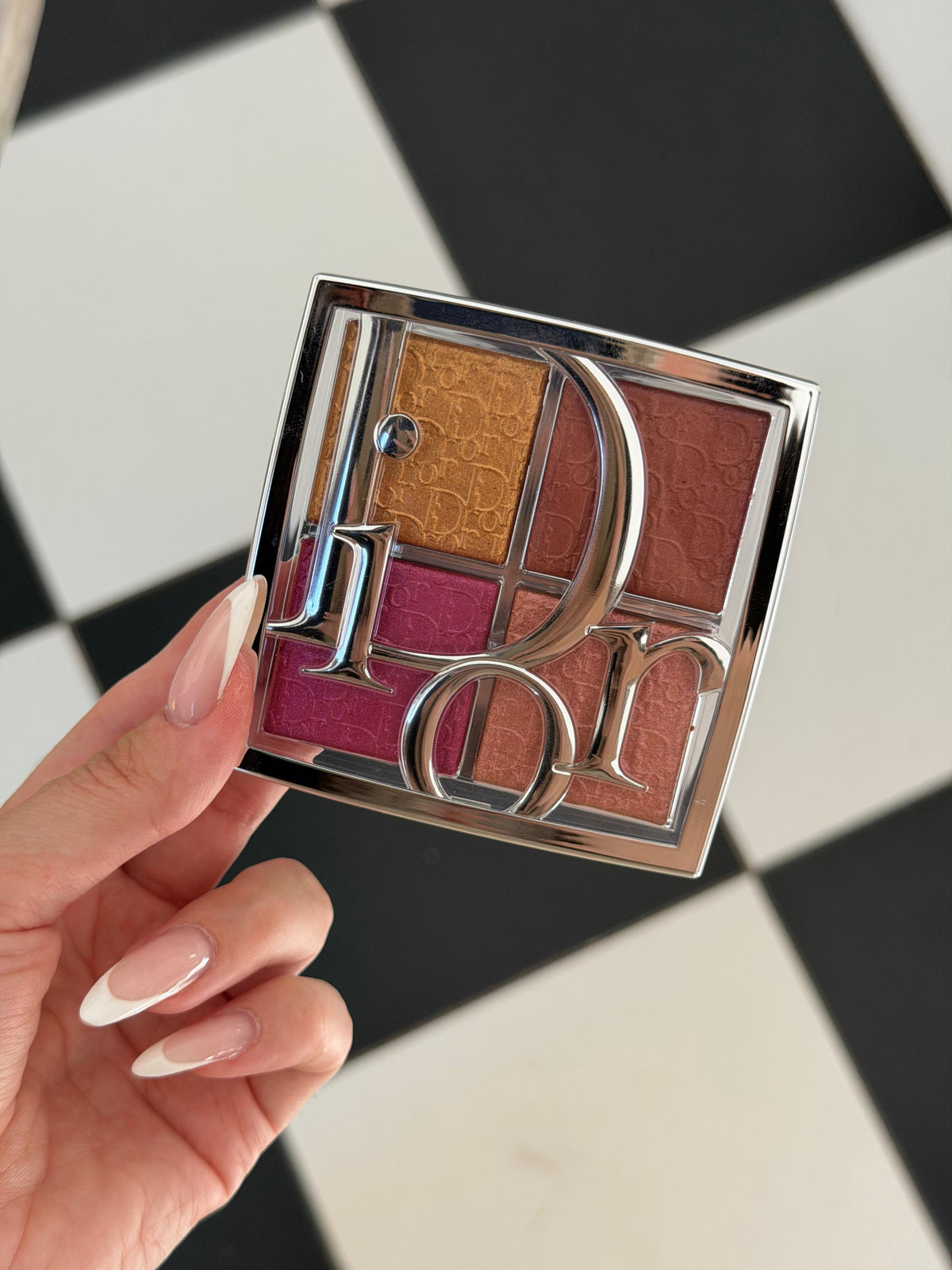 DIOR Backstage Glow Maximizer Palette (008)
Multi-Use Highlighter and Blush - Multi-Reflective Glow