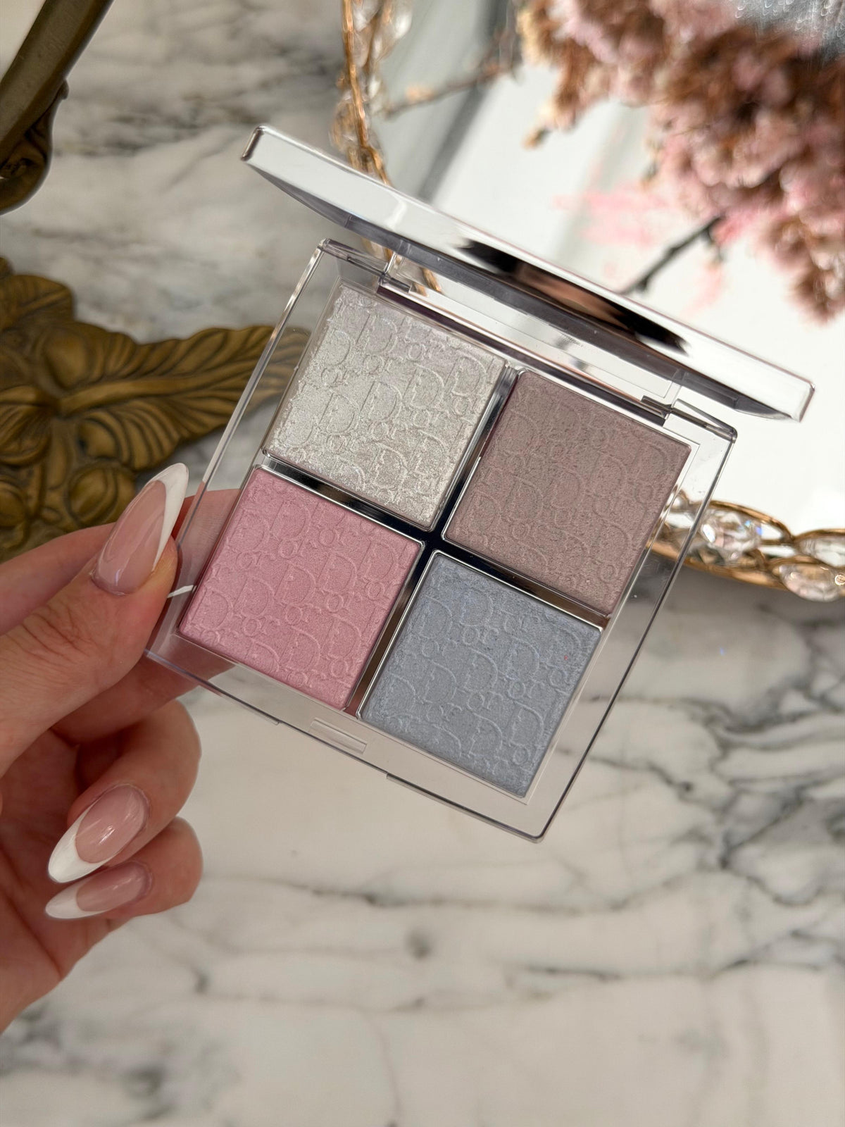 DIOR Backstage Glow Maximizer Palette (002)
Multi-Use Highlighter and Blush - Multi-Reflective Glow