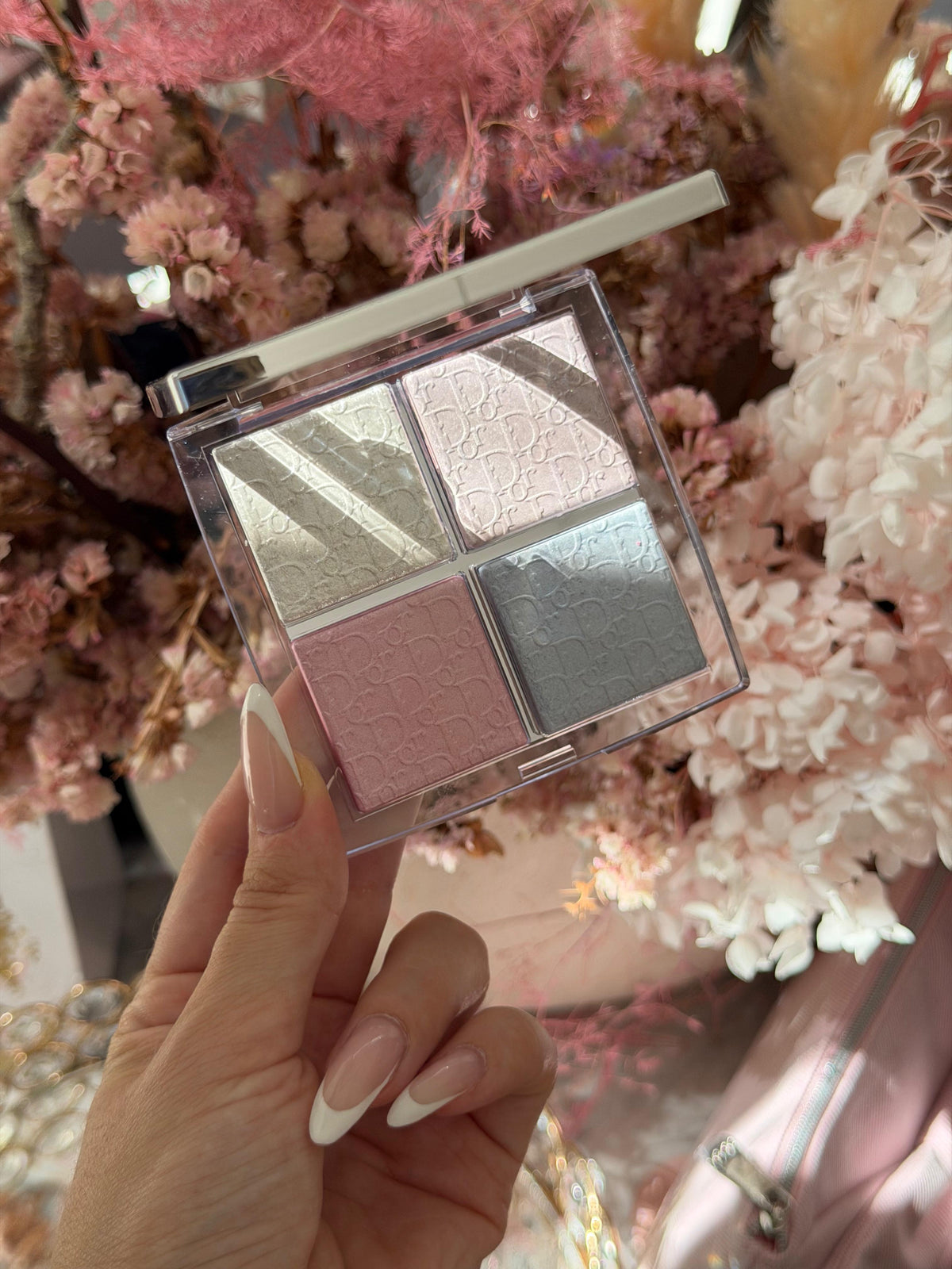 DIOR Backstage Glow Maximizer Palette (002)
Multi-Use Highlighter and Blush - Multi-Reflective Glow