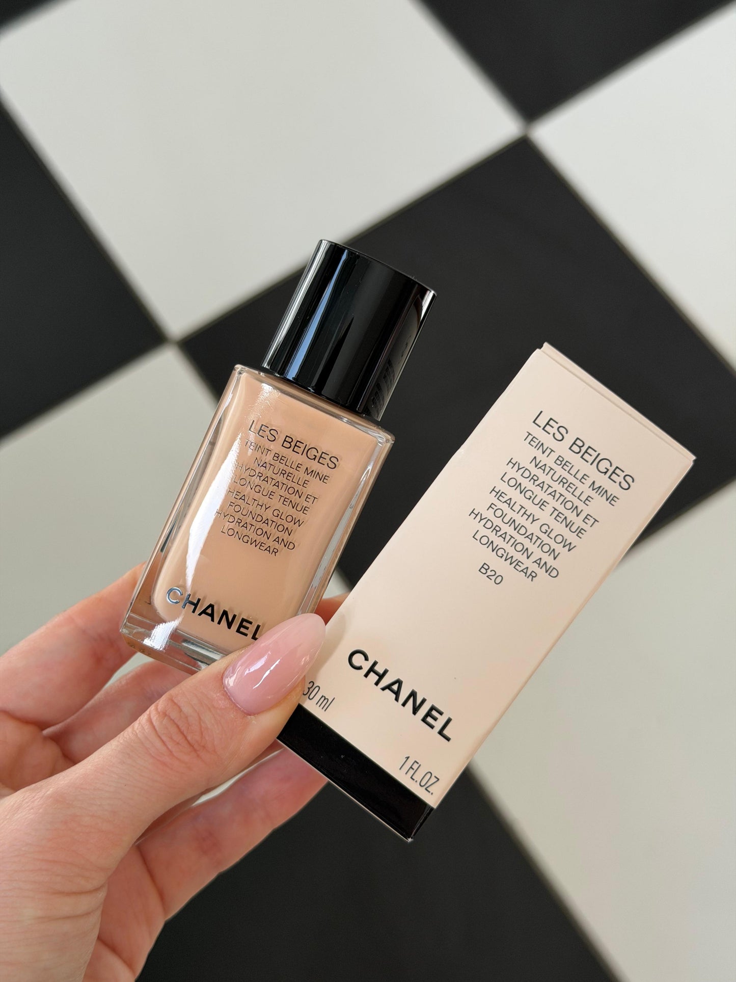 CHANEL Les Beiges
Healthy Glow Foundation Hydration and Longwear (B20)