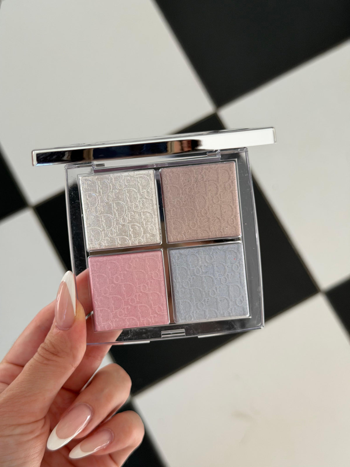 DIOR Backstage Glow Maximizer Palette (002)
Multi-Use Highlighter and Blush - Multi-Reflective Glow