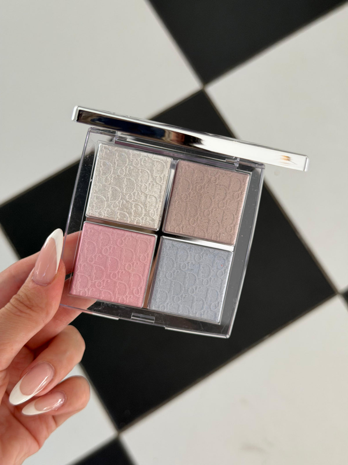 DIOR Backstage Glow Maximizer Palette (002)
Multi-Use Highlighter and Blush - Multi-Reflective Glow