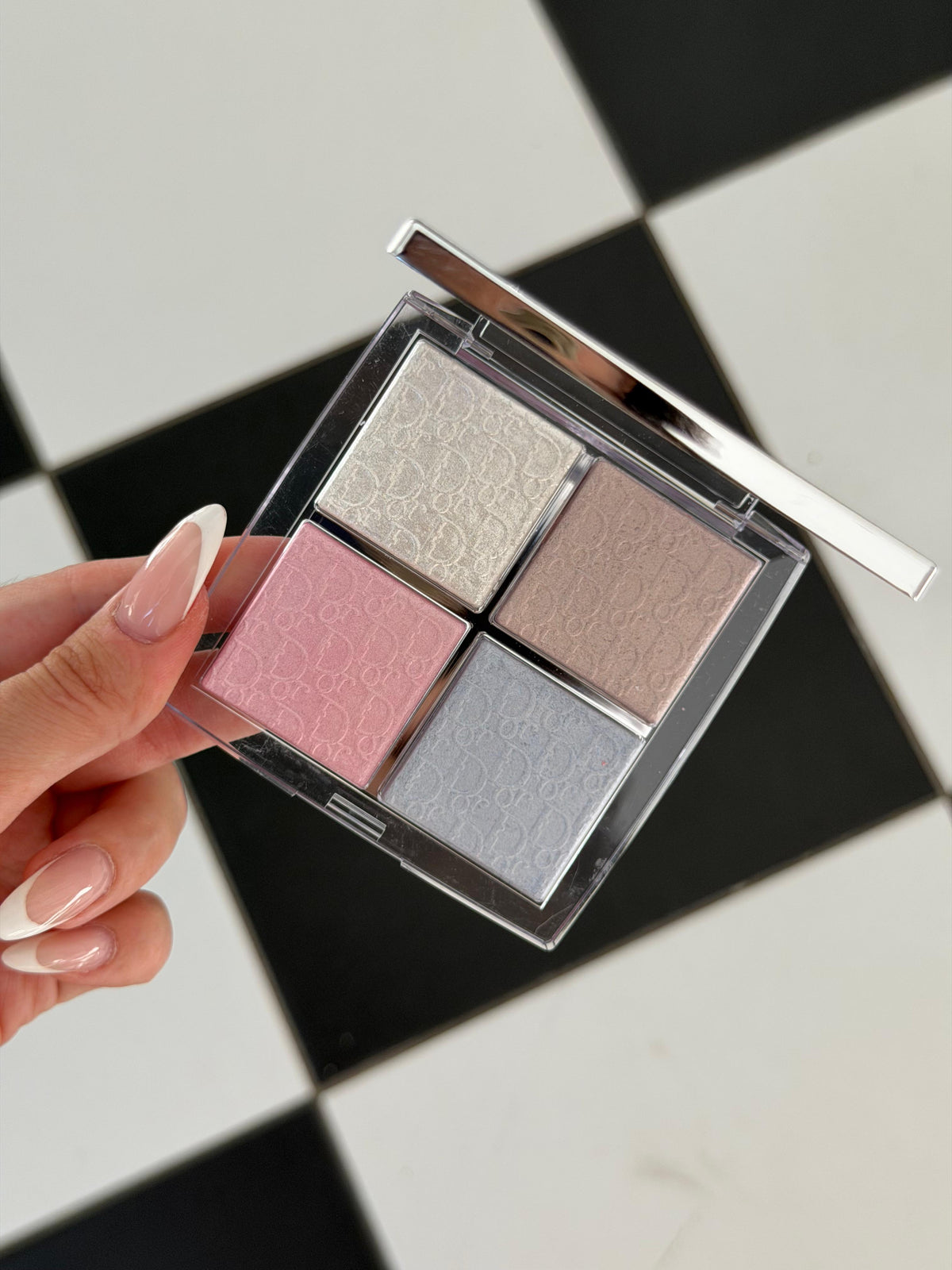 DIOR Backstage Glow Maximizer Palette (002)
Multi-Use Highlighter and Blush - Multi-Reflective Glow