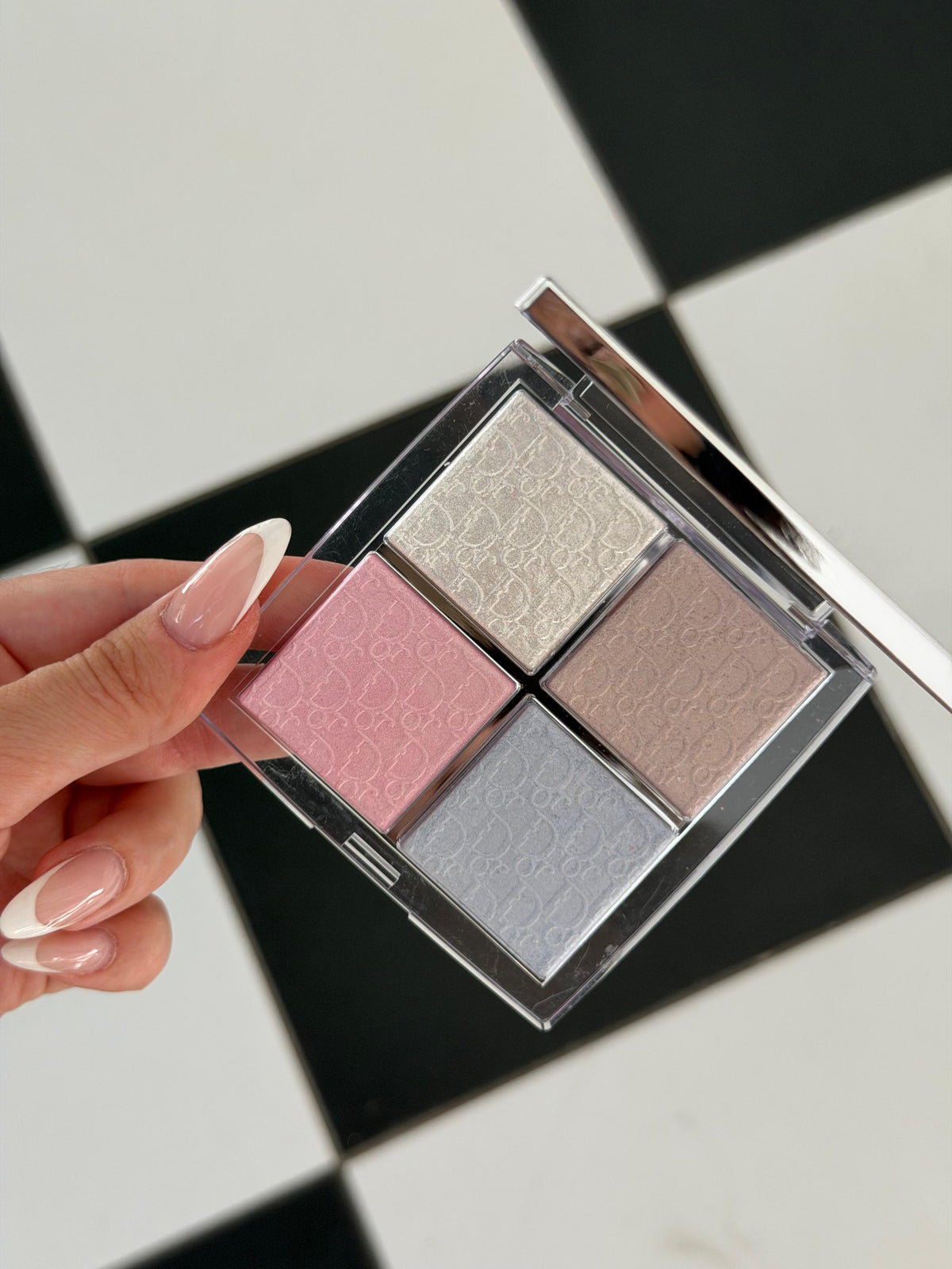 DIOR Backstage Glow Maximizer Palette (002)
Multi-Use Highlighter and Blush - Multi-Reflective Glow