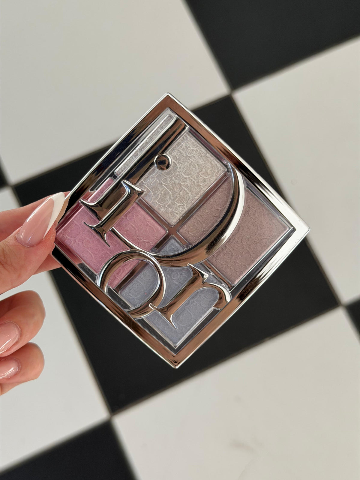 DIOR Backstage Glow Maximizer Palette (002)
Multi-Use Highlighter and Blush - Multi-Reflective Glow
