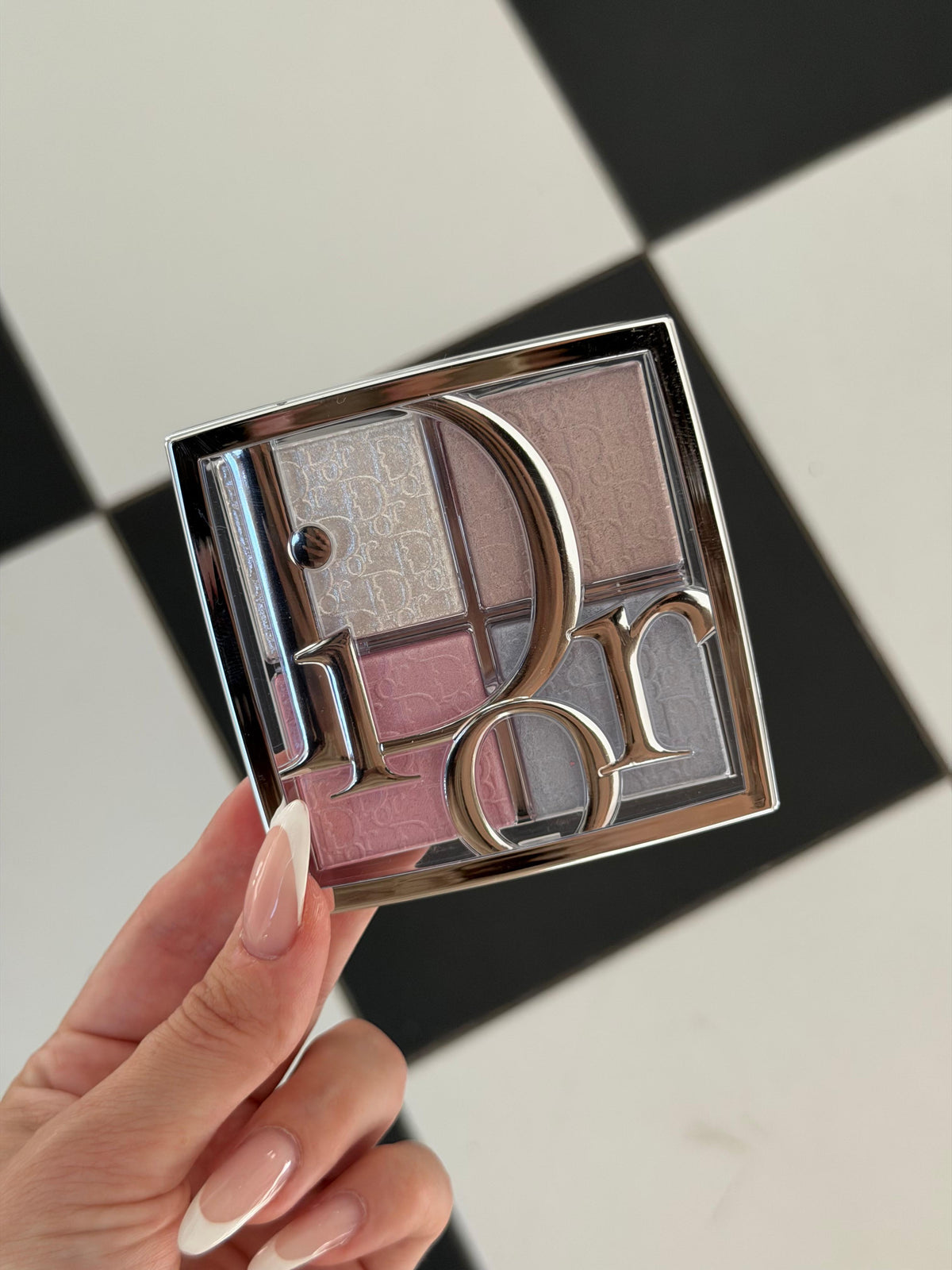 DIOR Backstage Glow Maximizer Palette (002)
Multi-Use Highlighter and Blush - Multi-Reflective Glow