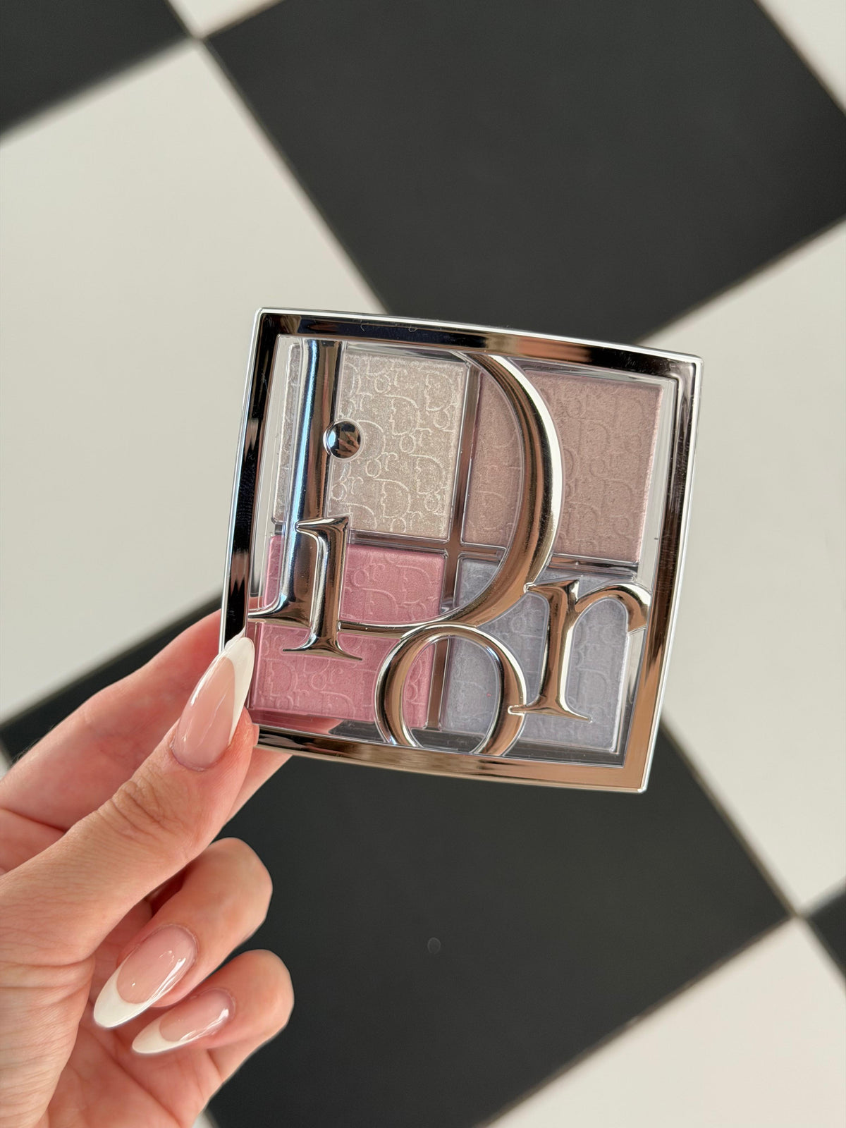 DIOR Backstage Glow Maximizer Palette (002)
Multi-Use Highlighter and Blush - Multi-Reflective Glow